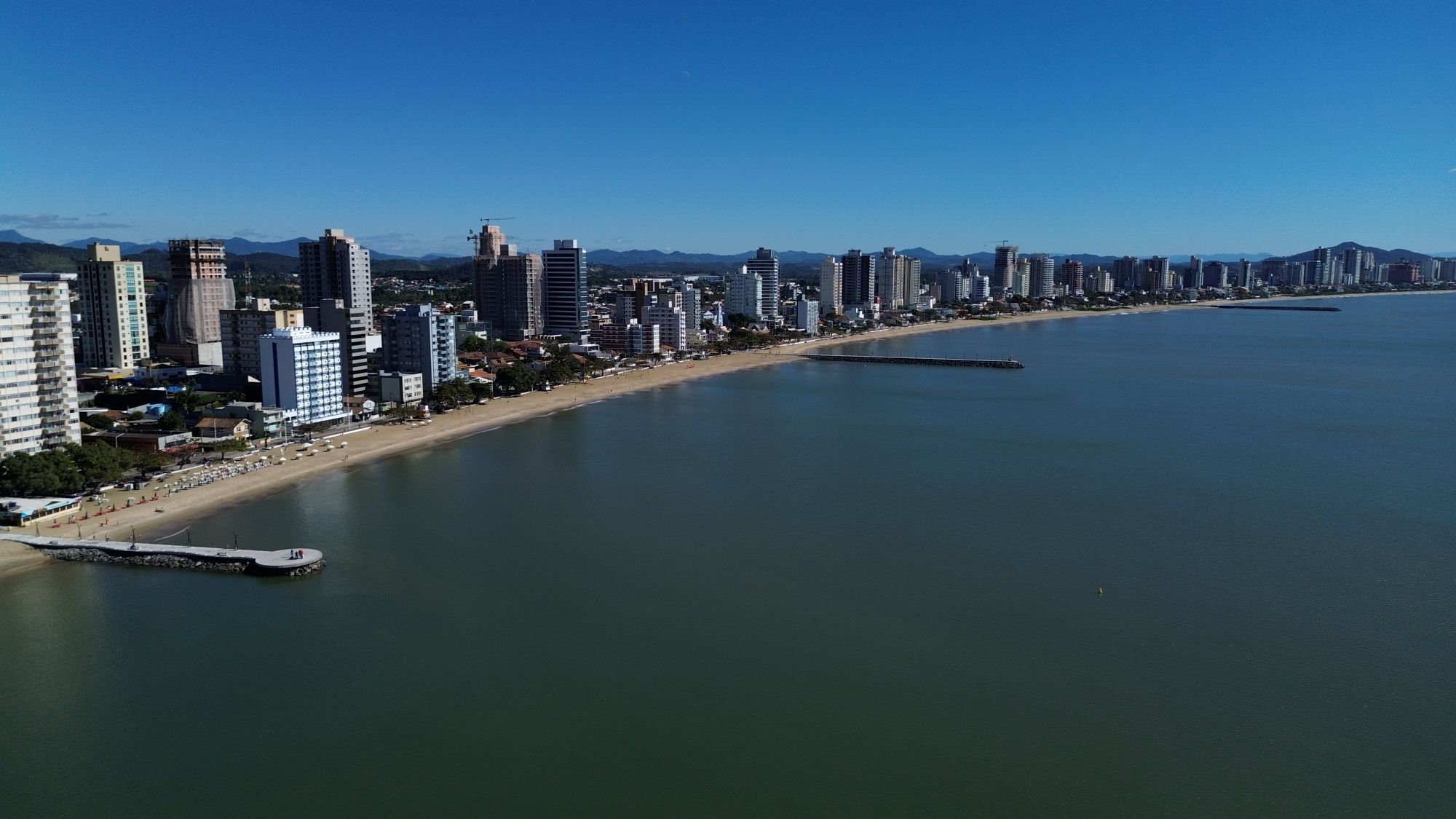 Praia de Balneário Pirraças - Santa Catarina. Foto: Divulgação: Bandeira Azul 