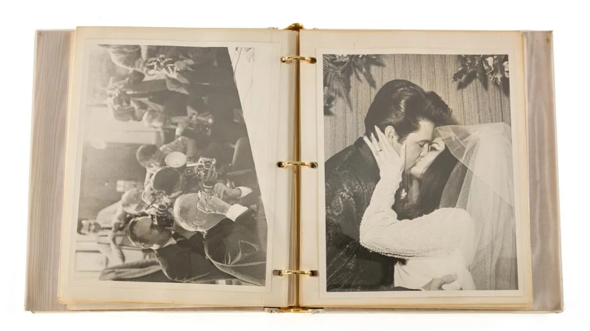 Fotografia do casamento de Elvis Presley e Priscilla Presley, realizado em 1967. Foto: Divulgação/Bruun Rasmussen