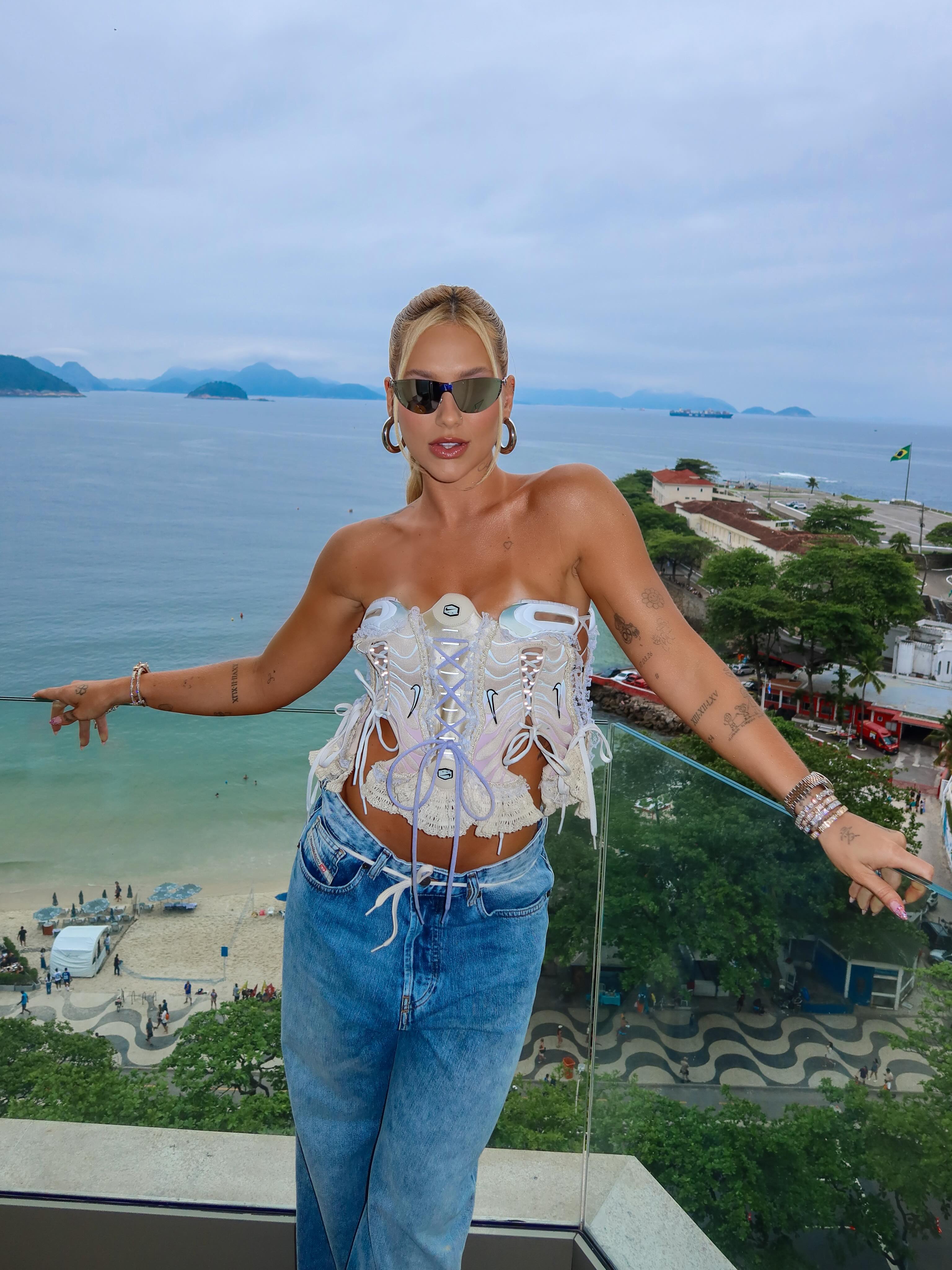 Virginia Fonseca aposta em corset de chuteiras para prestigiar jogo da NFL no Rio de Janeiro.. Foto: Reprodução/Instagram