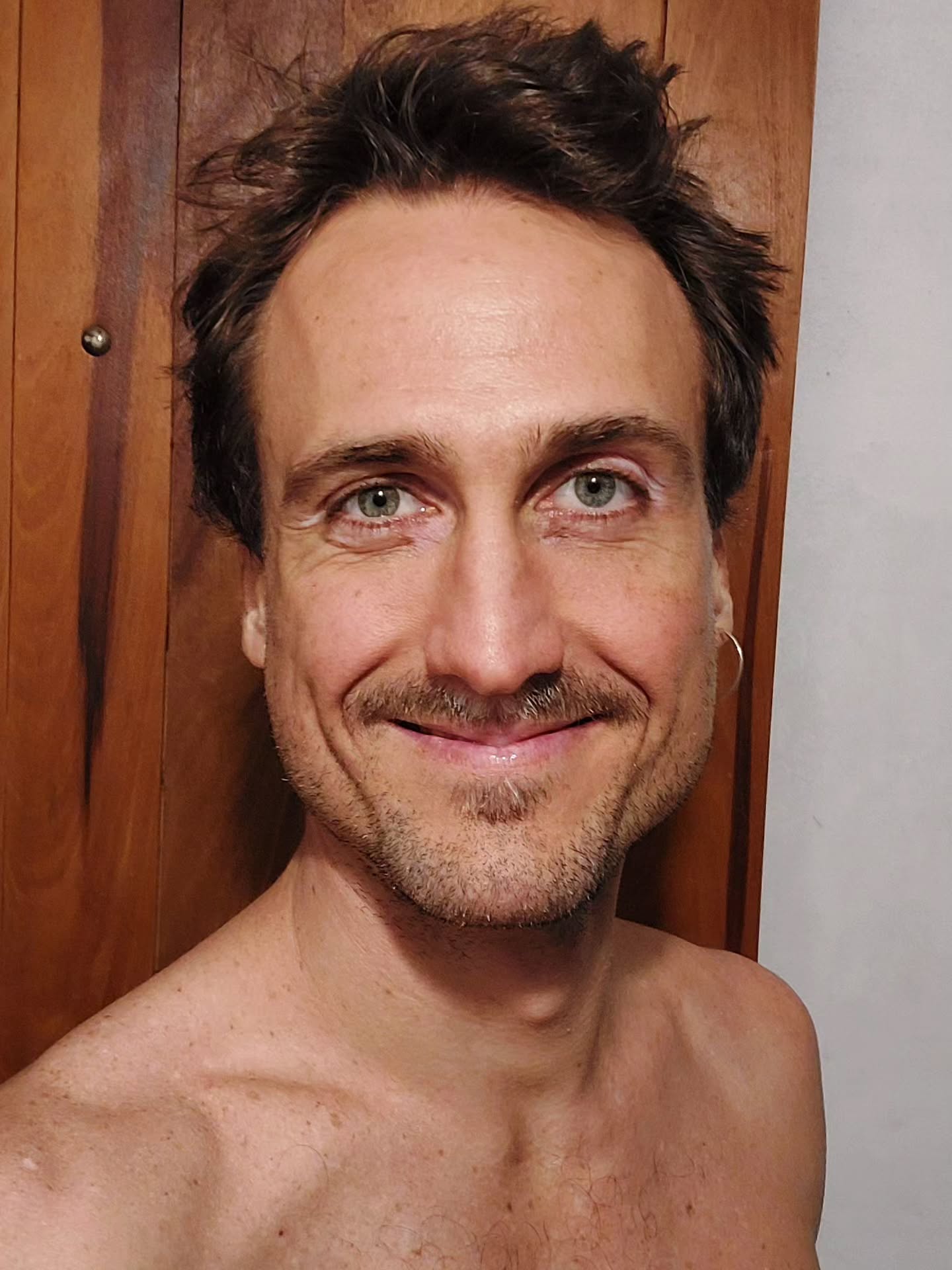 Angel Ferreira, conhecido anteriormente como Igor Angelkorte, vive em ônibus sem energia elétrica e saneamento.. Foto: Reprodução/Instagram/@igorangelkorte