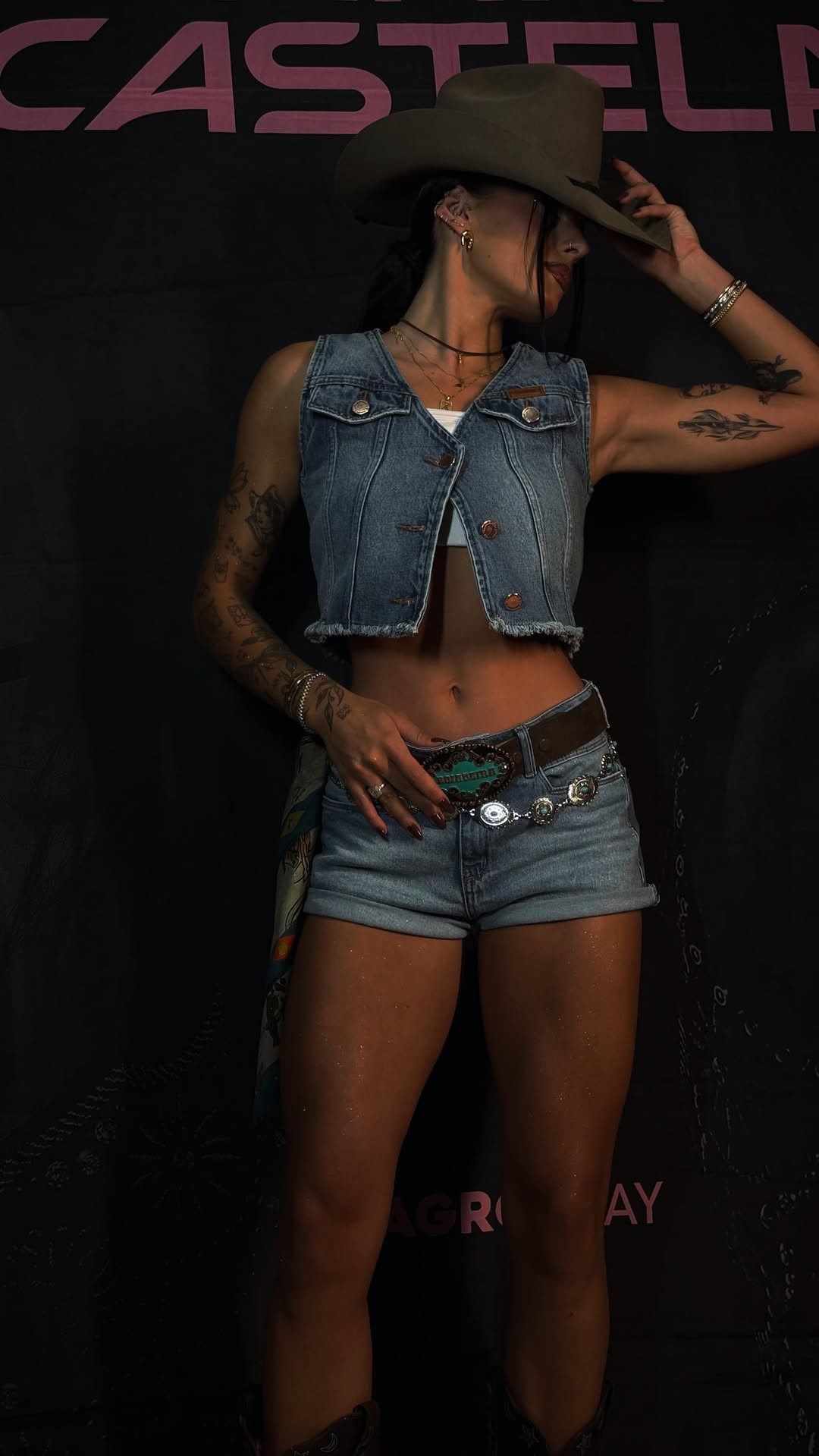 Ana Castela posa de shortinho e exibe pernas torneadas. Foto: Reprodução/Instagram/@anacastelacantora