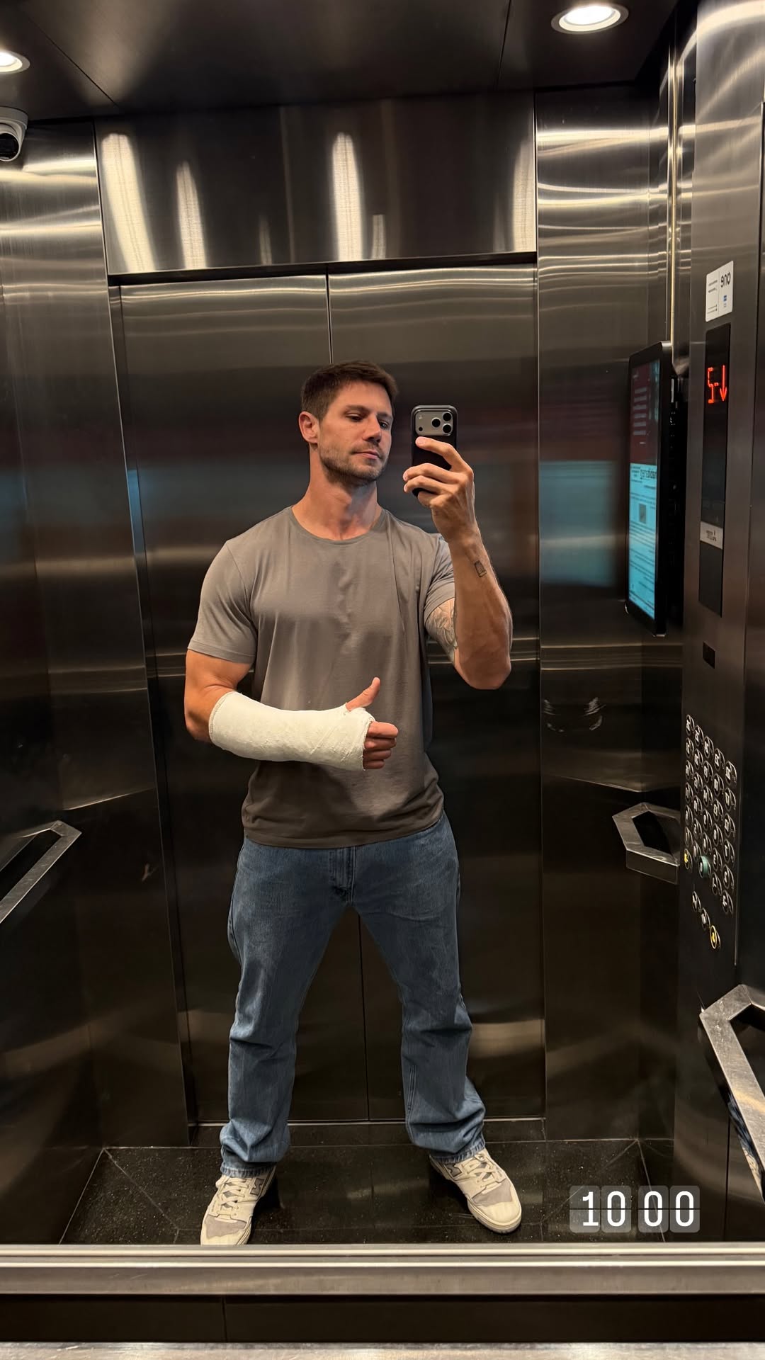 Jonas Sulzbach relata "novas habilidades" após fraturar o braço . Foto: Reprodução/Instagram/@jonassulzbach