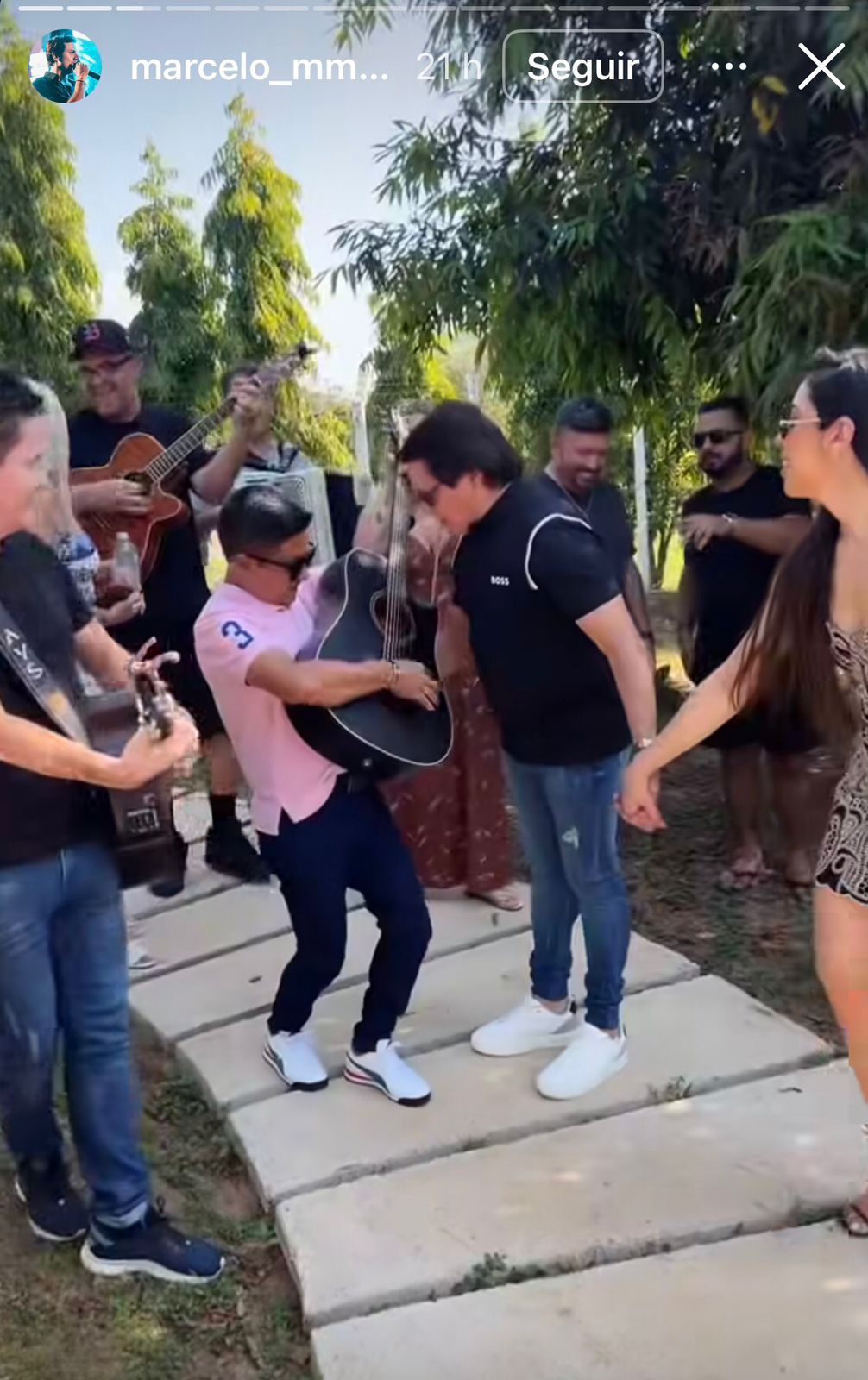 Giovani e nova namorada. Foto: Instagram