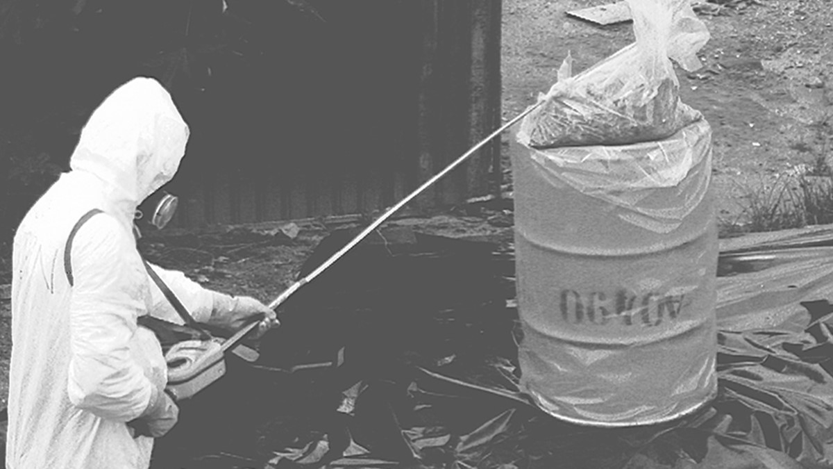 Reprodução Equipes fazem o manejo de objetos contaminados Reprodução