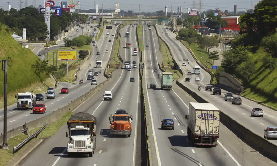 Trecho da Via Dutra que liga o Rio de Janeiro a São Paulo.. Foto: Reprodução/Charles Moura/PMSJC