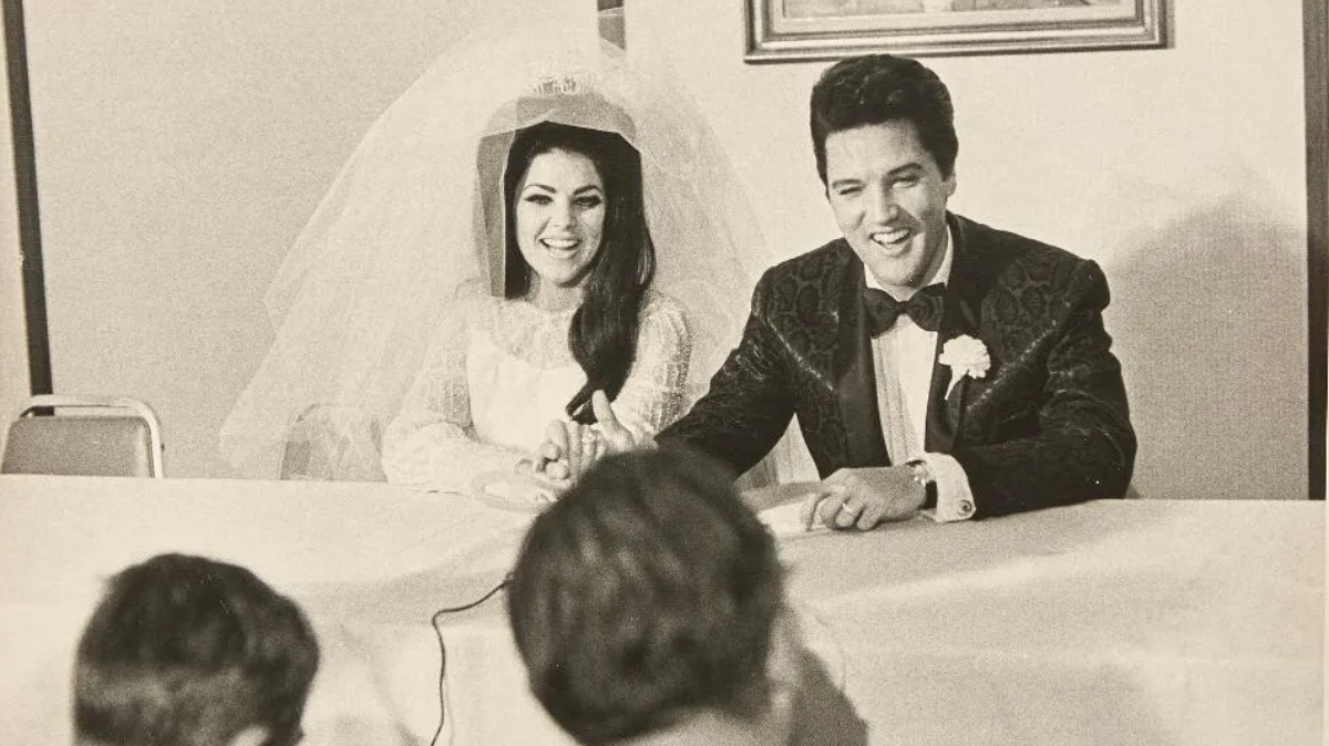 Fotografia do casamento de Elvis Presley e Priscilla Presley, realizado em 1967. Foto: Divulgação/Bruun Rasmussen