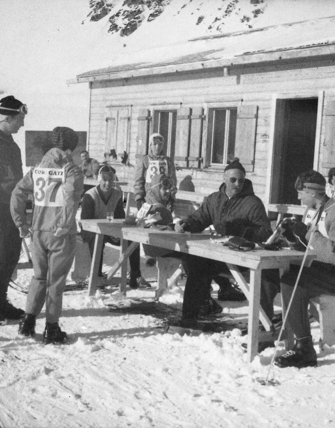 Fotos reveladas mostram grupo em viagem de esqui em St. Moritz, na Suíça, possivelmente no fim dos anos 1950, após décadas guardadas dentro de uma câmera antiga. Foto: Reprodução/Instagram