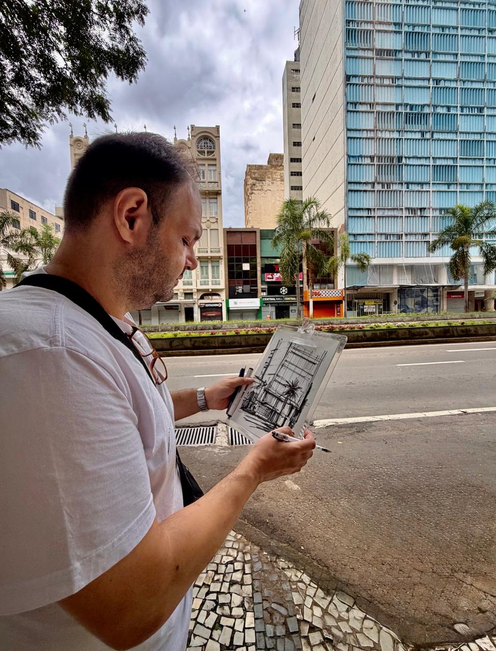 Artista Petrillo desenhando cidade de Juiz de Fora . Foto: Petrillo