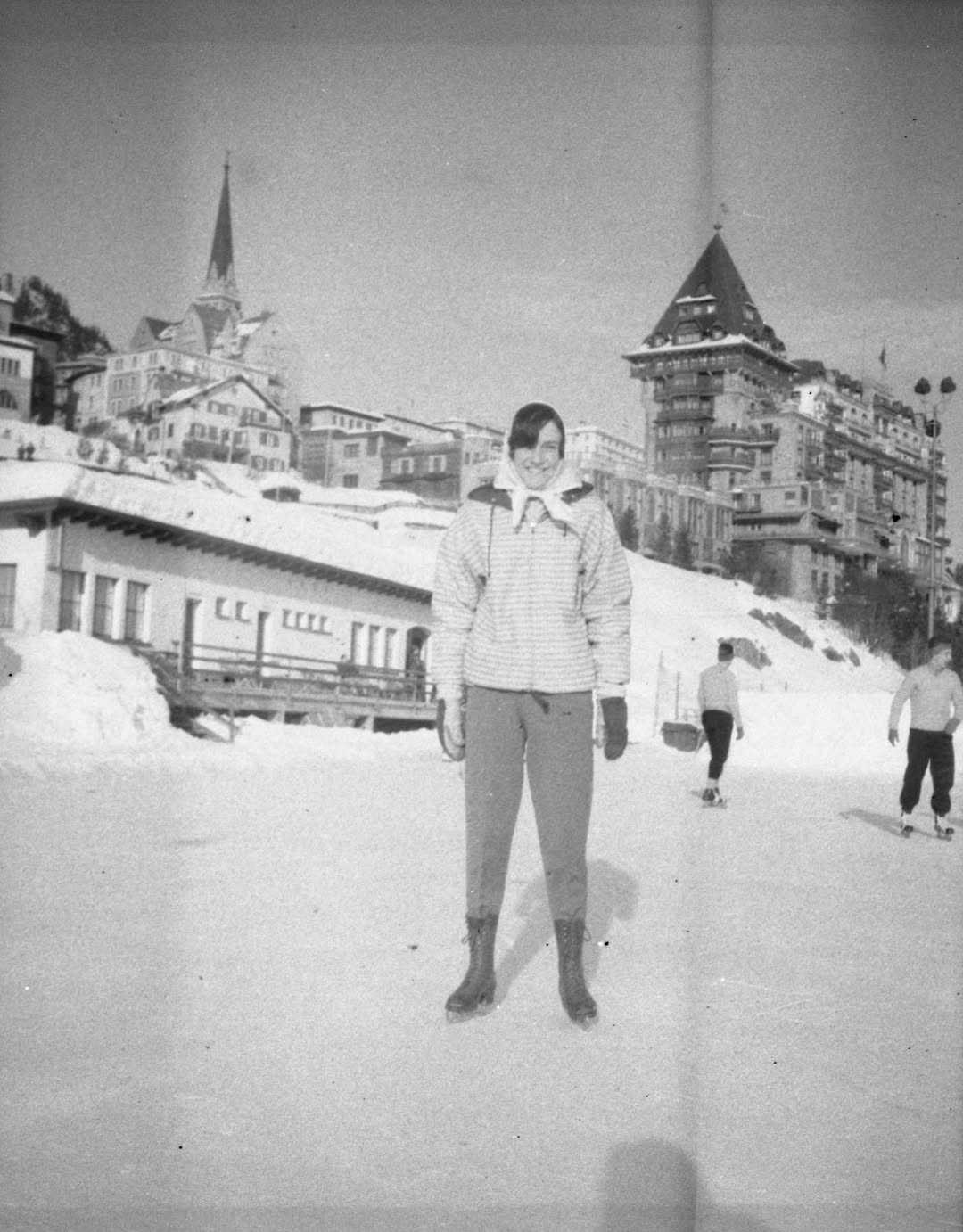 Fotos reveladas mostram grupo em viagem de esqui em St. Moritz, na Suíça, possivelmente no fim dos anos 1950, após décadas guardadas dentro de uma câmera antiga. Foto: Reprodução/Instagram