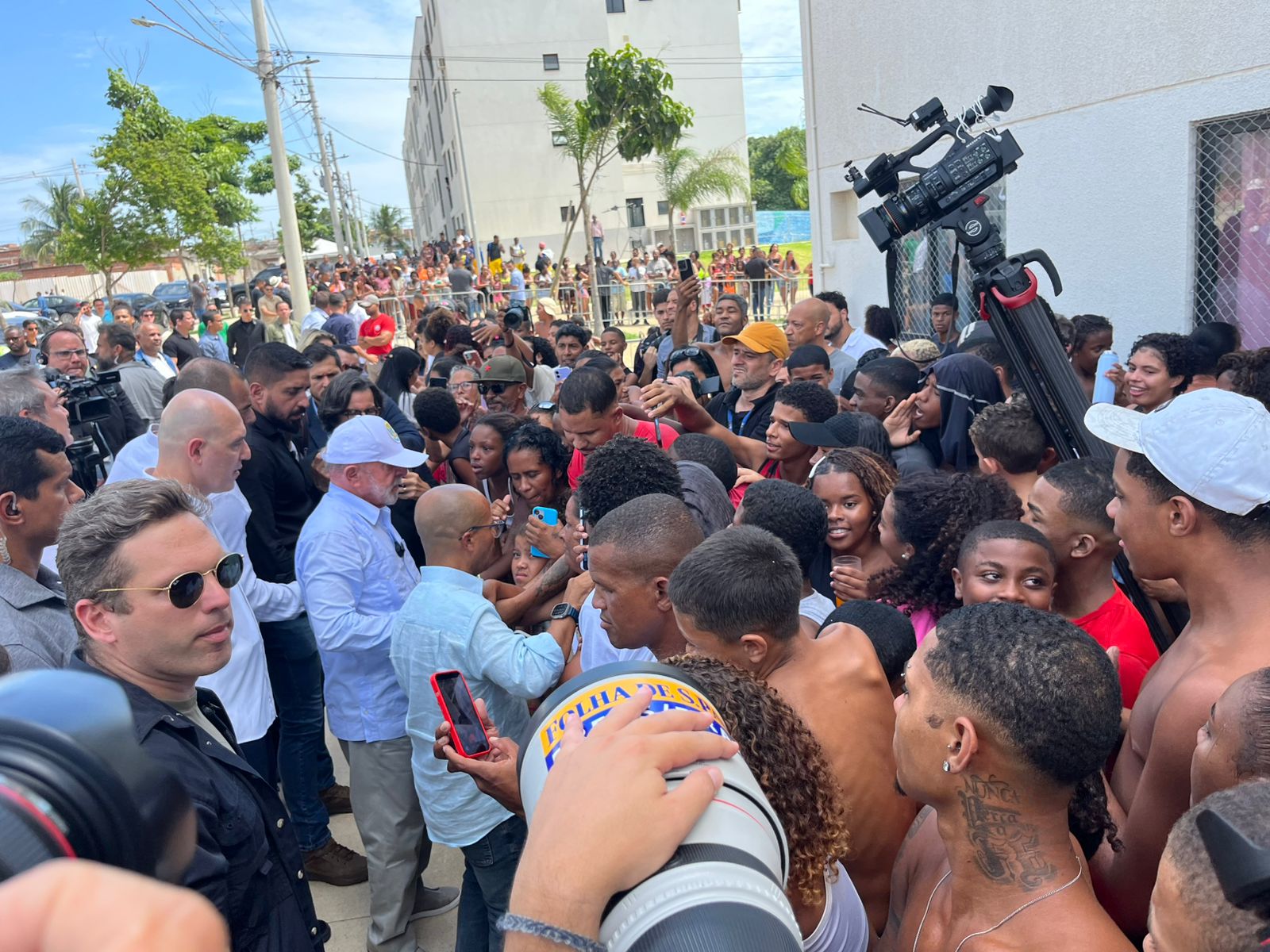 Presidente Lula (PT) conversa com moradores durante a entrega das casas no conjunto habitacional. Foto: Cadu Barbosa/iG