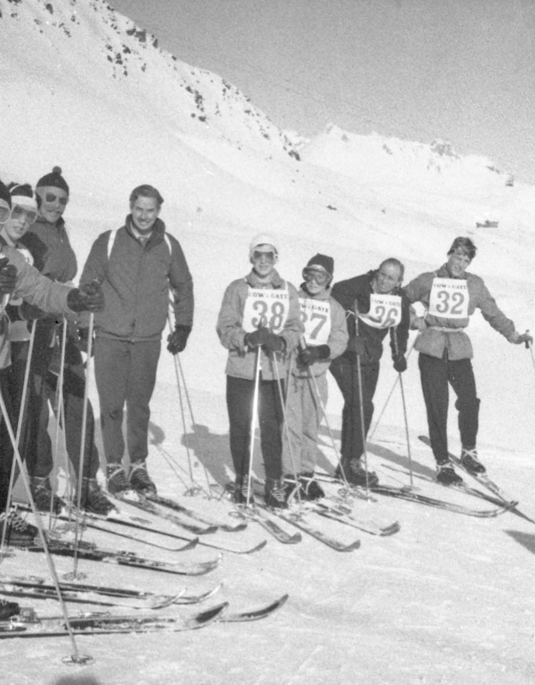 Fotos reveladas mostram grupo em viagem de esqui em St. Moritz, na Suíça, possivelmente no fim dos anos 1950, após décadas guardadas dentro de uma câmera antiga. Foto: Reprodução/Instagram