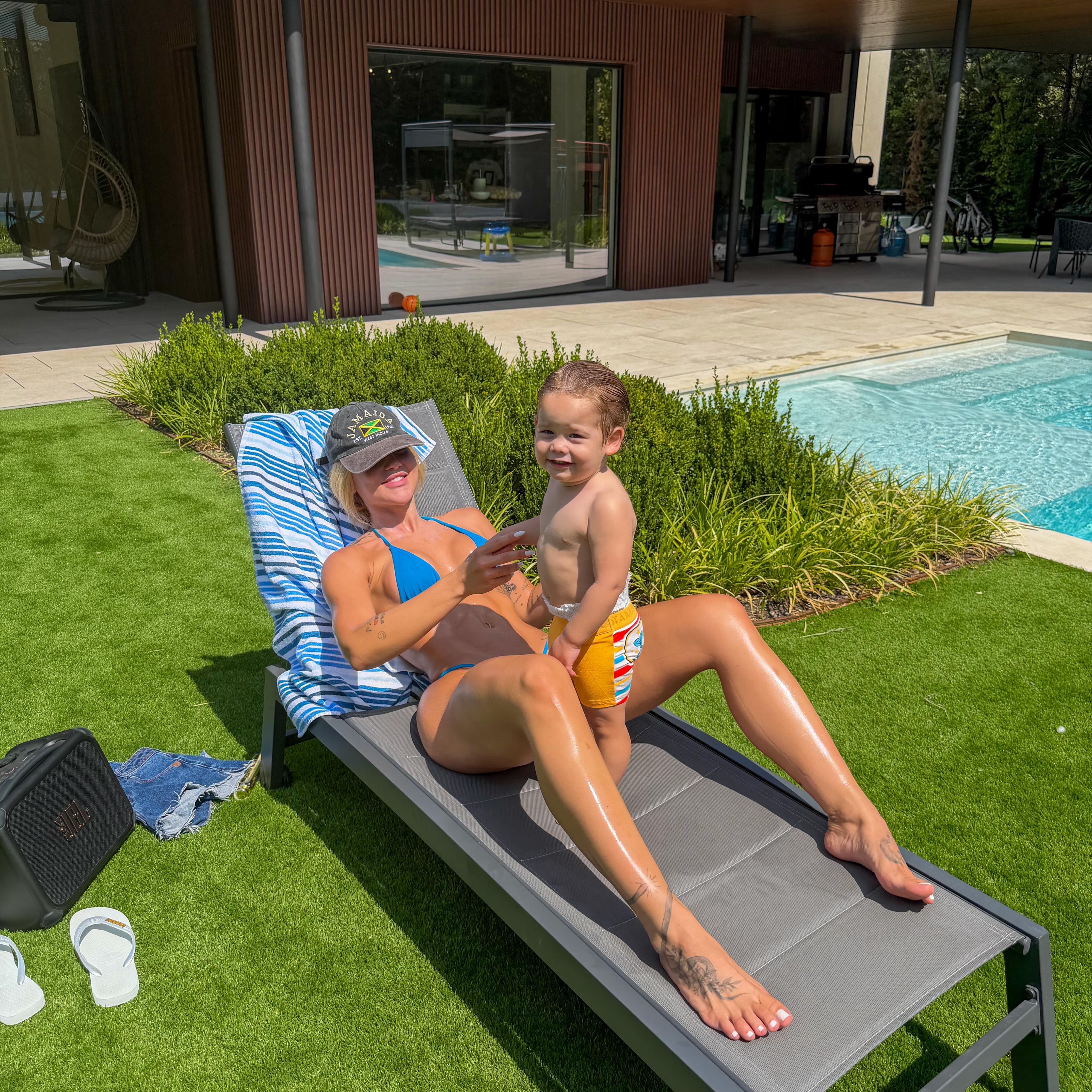 De biquíni, Virginia curte piscina José Leonardo na mansão de Vini Jr., em Madri. Foto: Reprodução/Instagram/@virginia