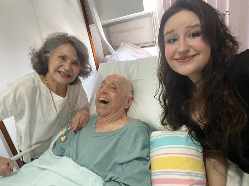 Rosamaria Murtinho atualiza estado de saúde de Mauro Mendonça após foto preocupar fãs.. Foto: Reprodução/Instagram/@roseiramur