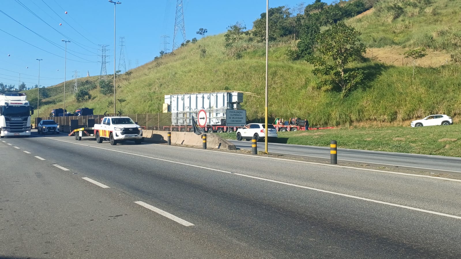 Carga excedente de grande porte causa lentidão na Via Dutra. Foto: Divulgação/PRF