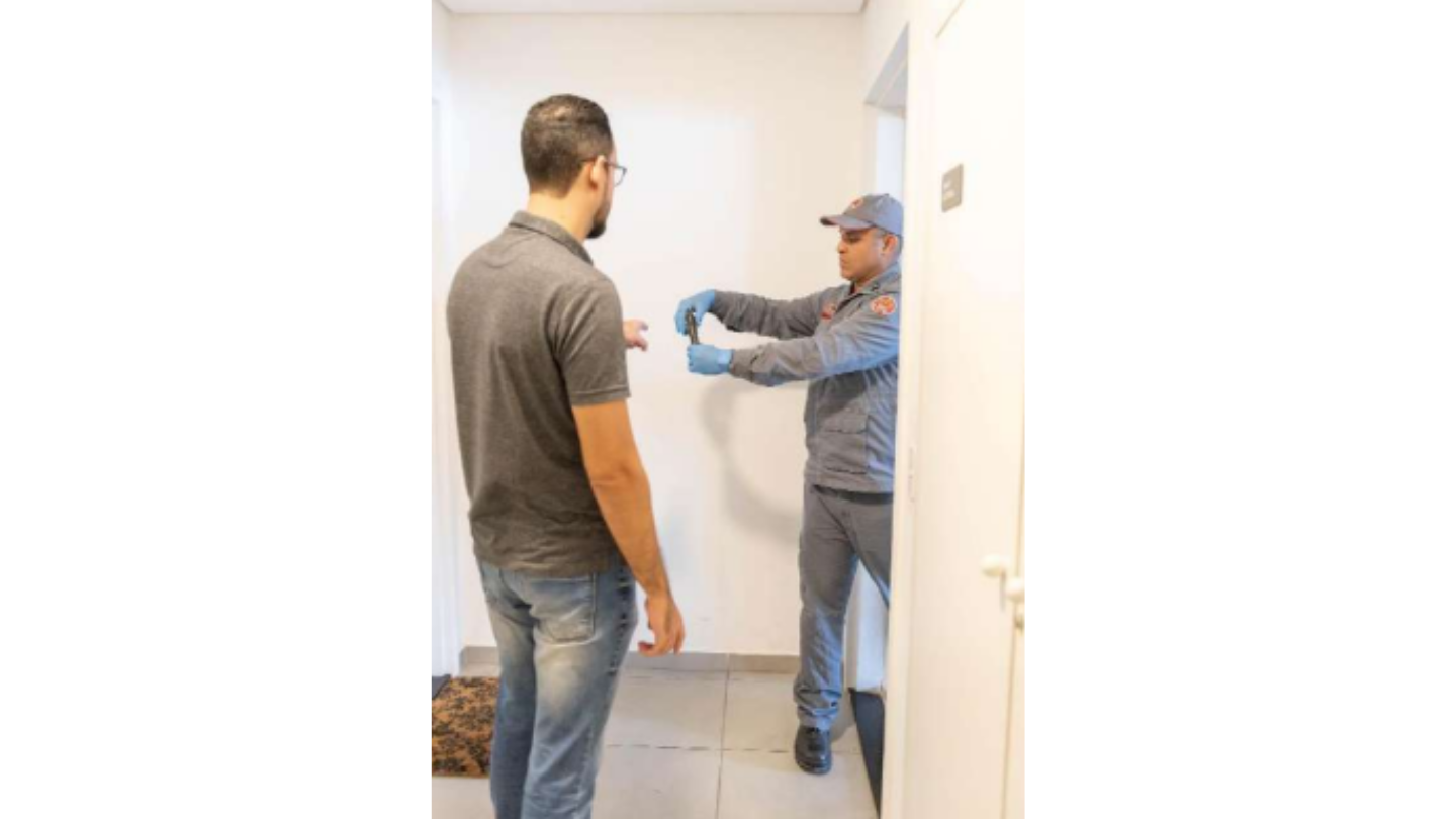 Simulação dos primeiros socorristas que entraram no apartamento. Foto: Arquivo Investigação Criminal