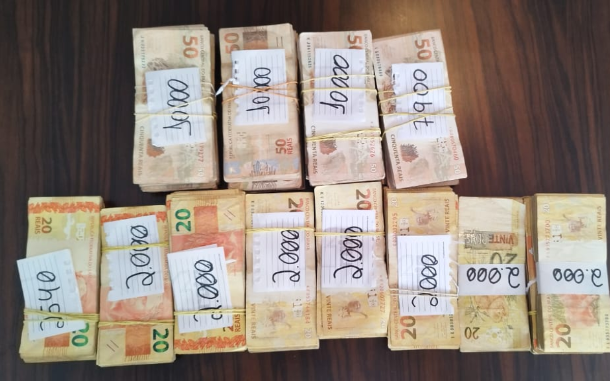 Apreensão de dinheiro em espécie e aparelho ligados aos alvos da Operação Fisco Paralela. Foto: Arquivo Investigação Criminal
