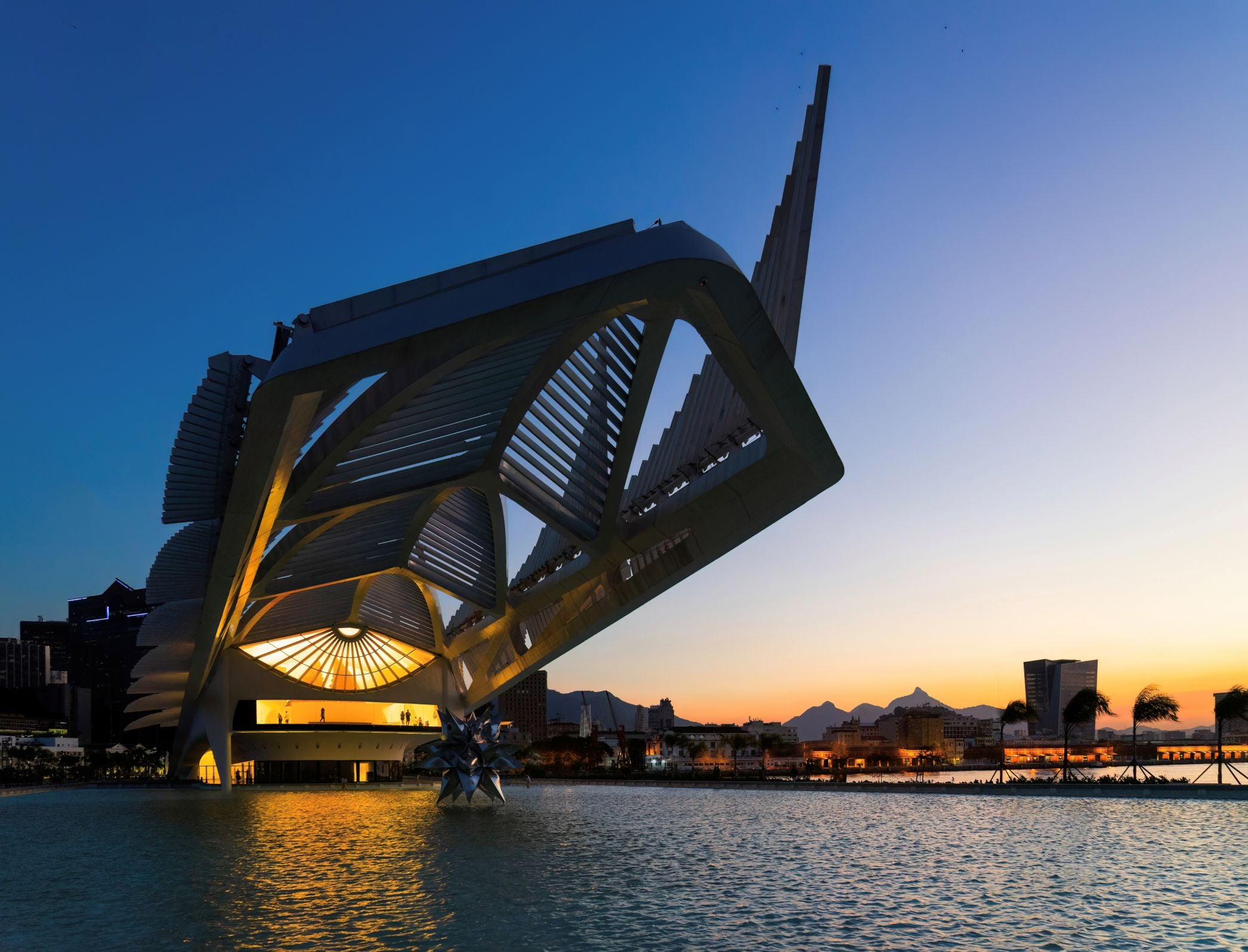 Museu do Amanhã ao anoitecer - Rio de Janeiro. Foto: Reprodução: - Wikimídia