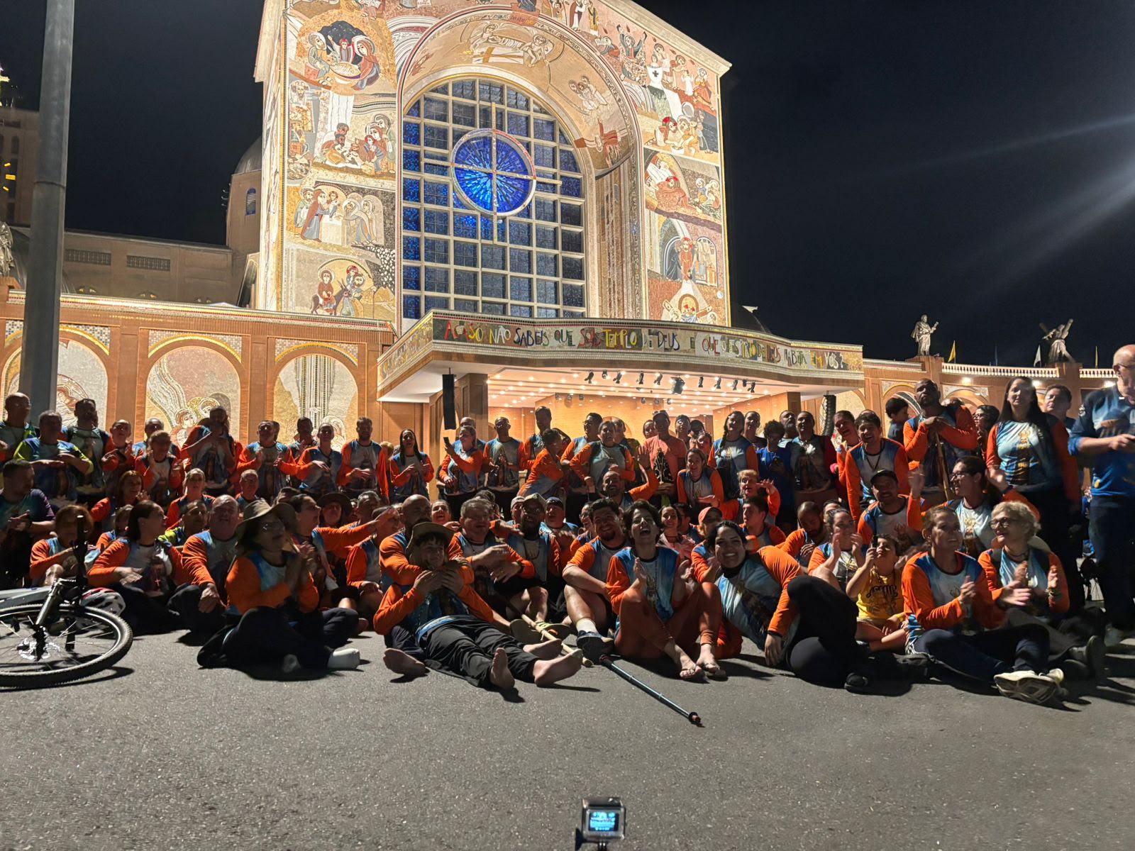 Tiago Balconi e os romeiros após chegada na Basílica de Aparecida (SP). Foto: Foto: Tiago Balconi