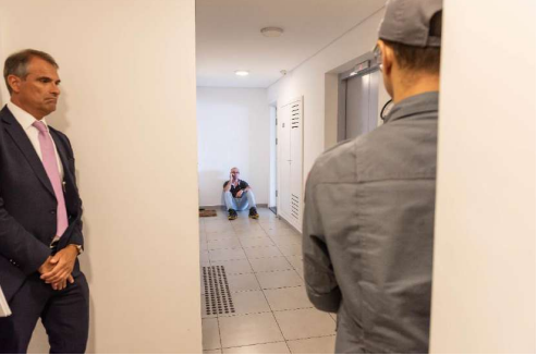 Simulação dos primeiros socorristas que entraram no apartamento. Foto: Arquivo Investigação Criminal