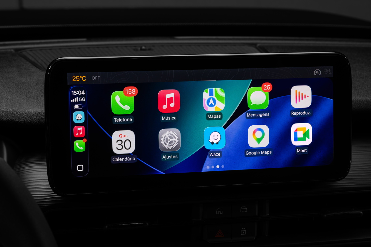 Central multimídia de 10 polegadas do Jeep Avenger Altitude tem Apple CarPlay e Android Auto sem fio.. Foto: Divulgação/Jeep