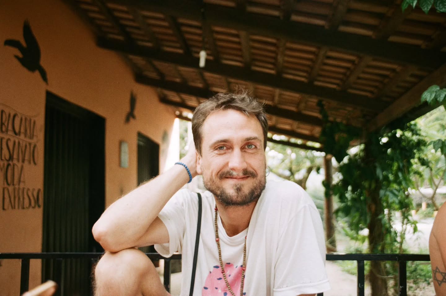 Angel Ferreira, conhecido anteriormente como Igor Angelkorte, vive em ônibus sem energia elétrica e saneamento.. Foto: Reprodução/Instagram/@igorangelkorte