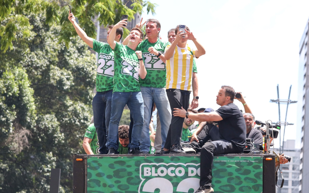 Candidato a Presidência da República, Flavio Bolsonaro (PL), ao lado de seus apoiadores durante o "Bloquinho 22", na Avenida Paulista, região central de São Paulo, neste domingo (18).Candidato a Presidência da República, Flavio Bolsonaro (PL), ao lado de seus apoiadores durante o "Bloquinho 22", na Avenida Paulista, região central de São Paulo, neste domingo (18).. Foto: Marina Uezima/Parceiro/Agência O Dia