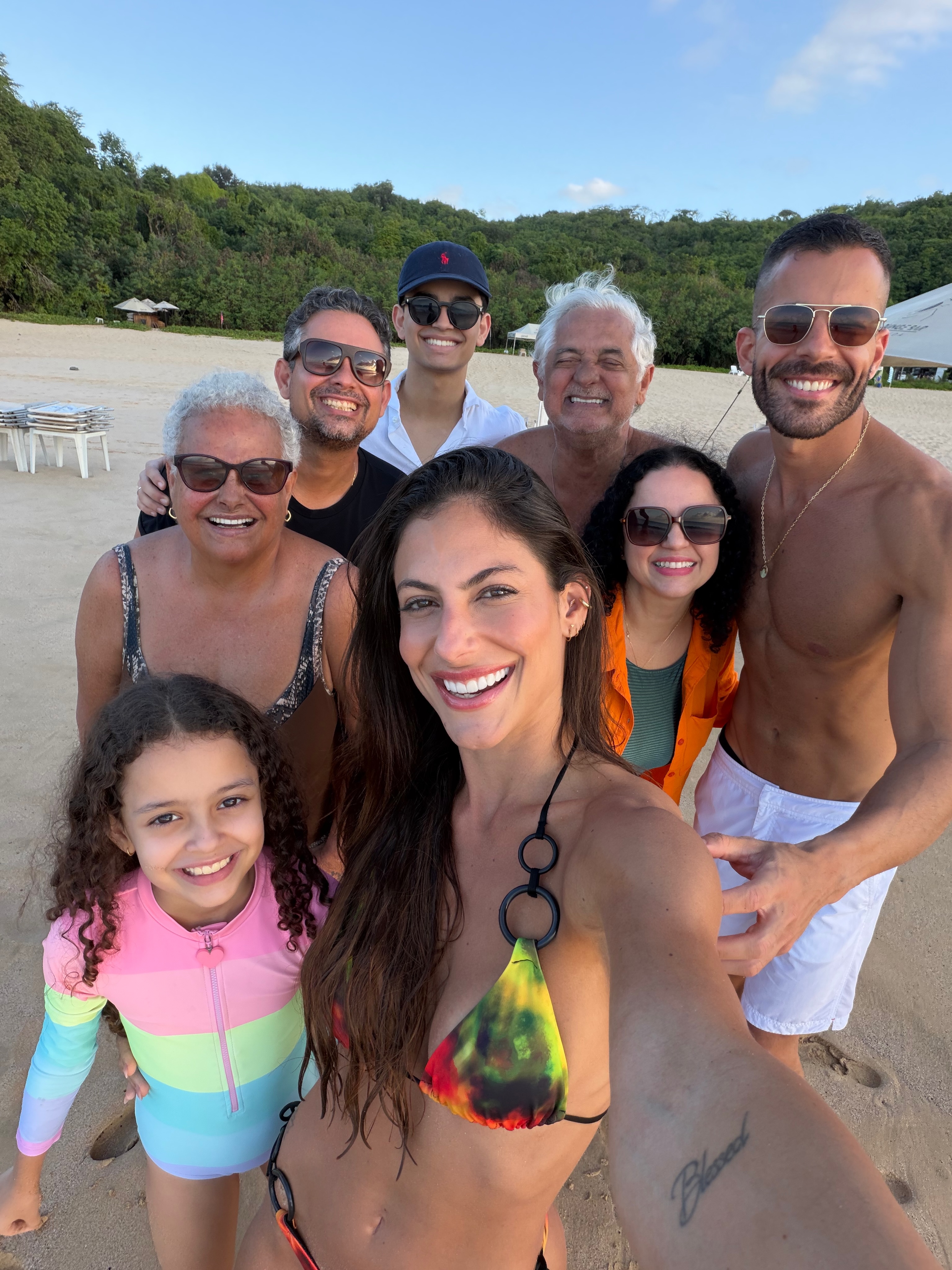 Mari Gonzalez posa ao lado de familiares em Fernando de Noronha. Foto: Reprodução/Instagram/@marigonzalez