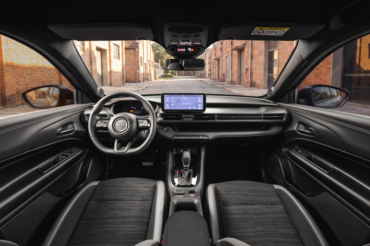 Cabine do Avenger Altitude reúne painel digital, central de 10 polegadas e freio de estacionamento elétrico.. Foto: Divulgação/Jeep