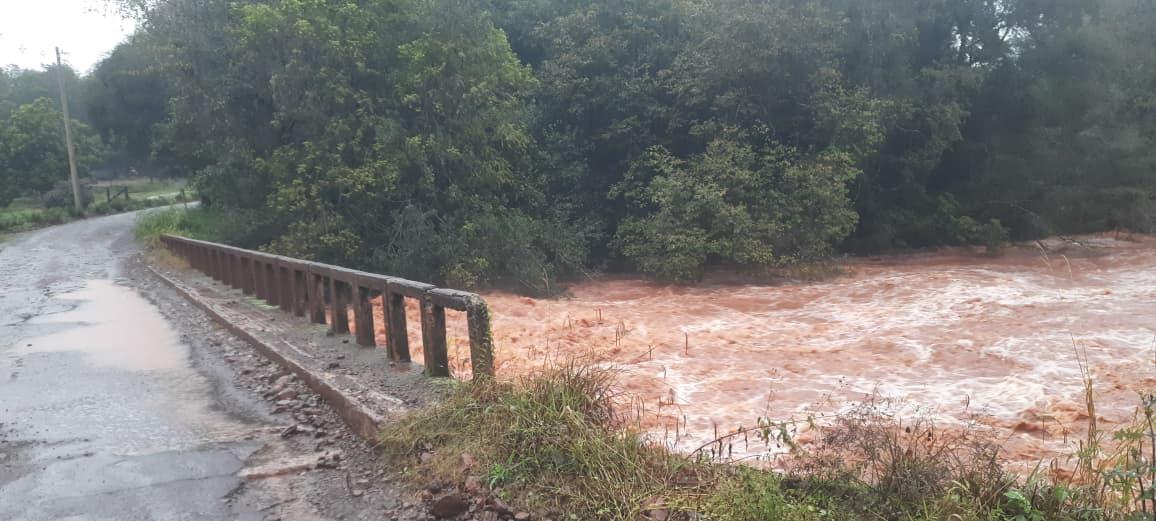 Em Doutor Maurício houve interdição de pontes e pontilhões, suspensão do transporte escolar e rompimento de redes de água em alguns pontos. Foto: Foto: Divulgação/Defesa Civil