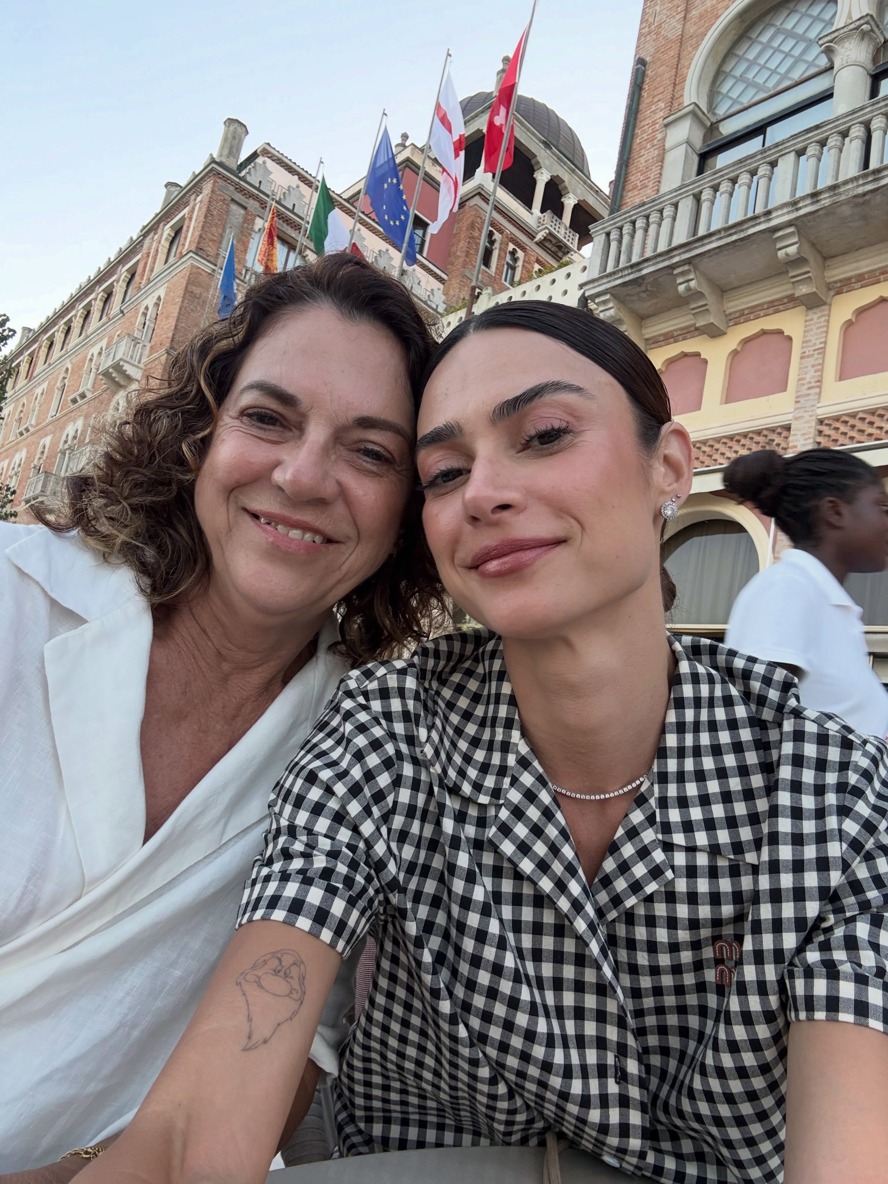 Thaila Ayala curte praia na Itália com a mãe e compartilha cliques de biquíni.. Foto: Reprodução/Instagram/@thailaayala