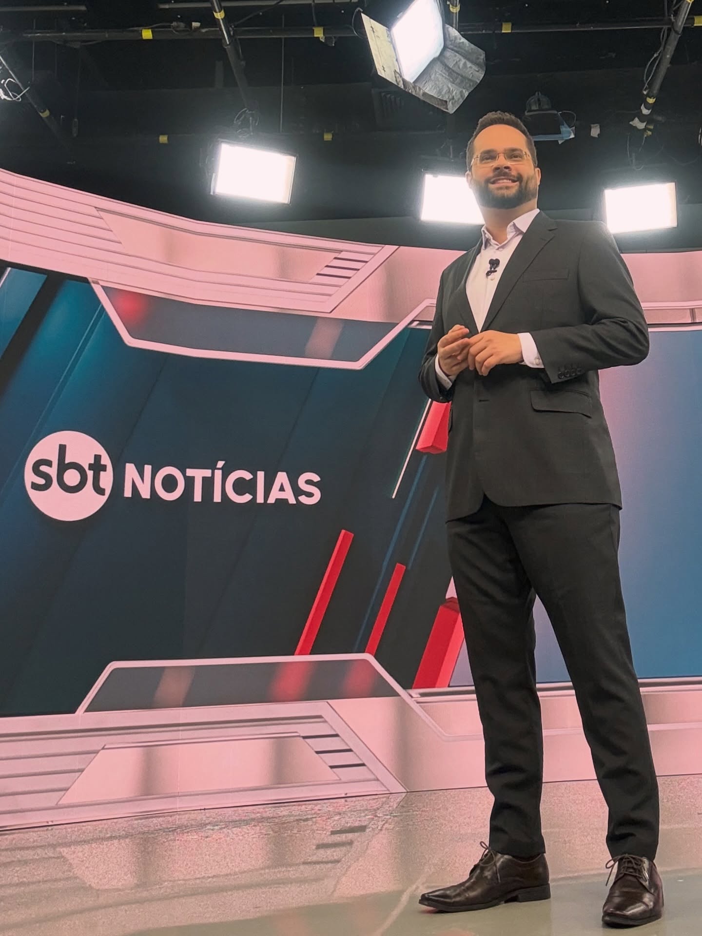 Marcelo Casagrande é surpreendido por estrondo ao vivo e reage: "Perdi a linha". Foto: Reprodução/Instagram/@casagrandemarcelo