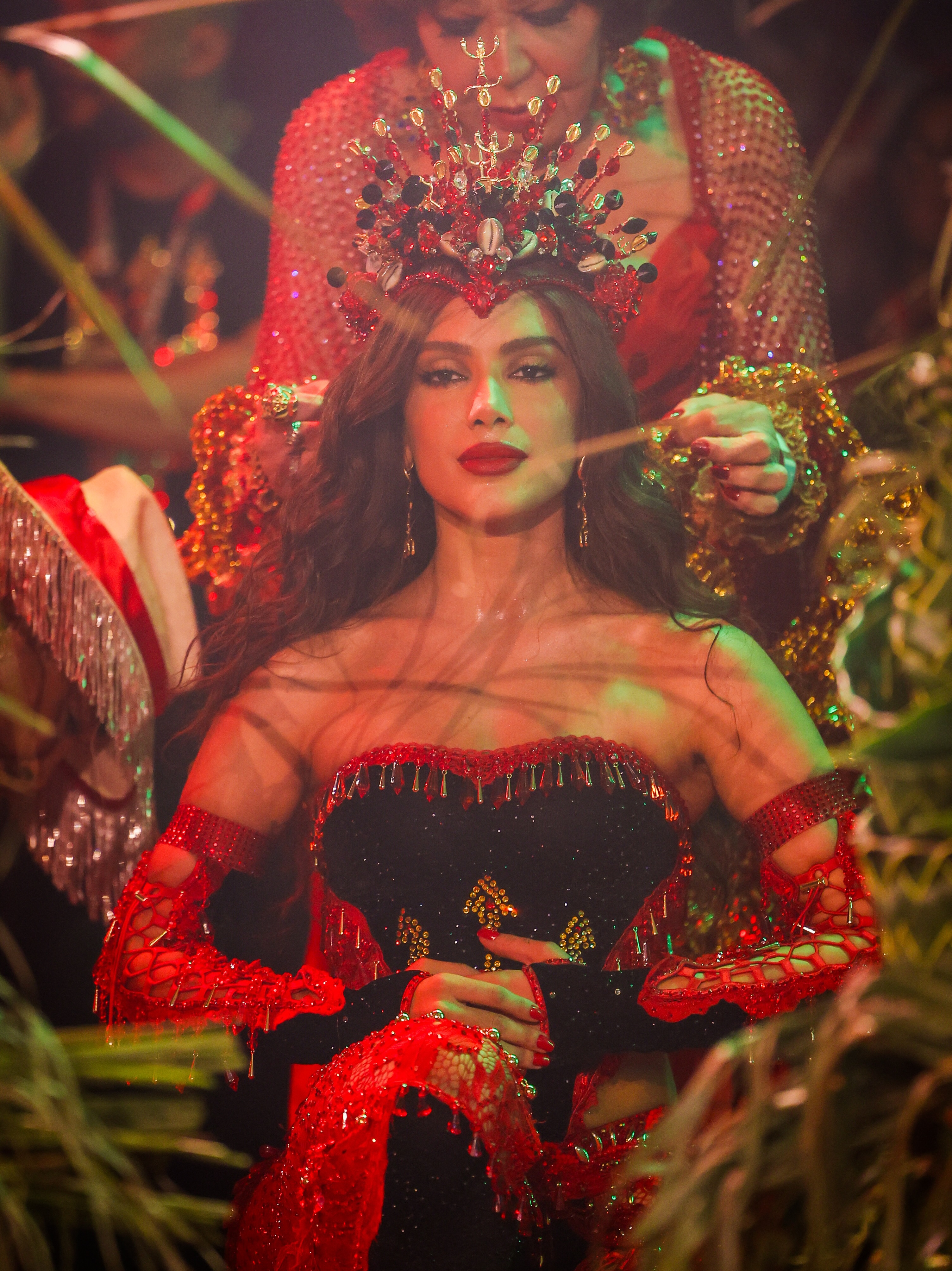Anita sendo coroada por Eloína dos Leopardos, primeira rainha de bateria do carnaval brasileiro. Foto: Reprodução: Acadêmicos do Grande Rio / Foto: Rafael Arantes