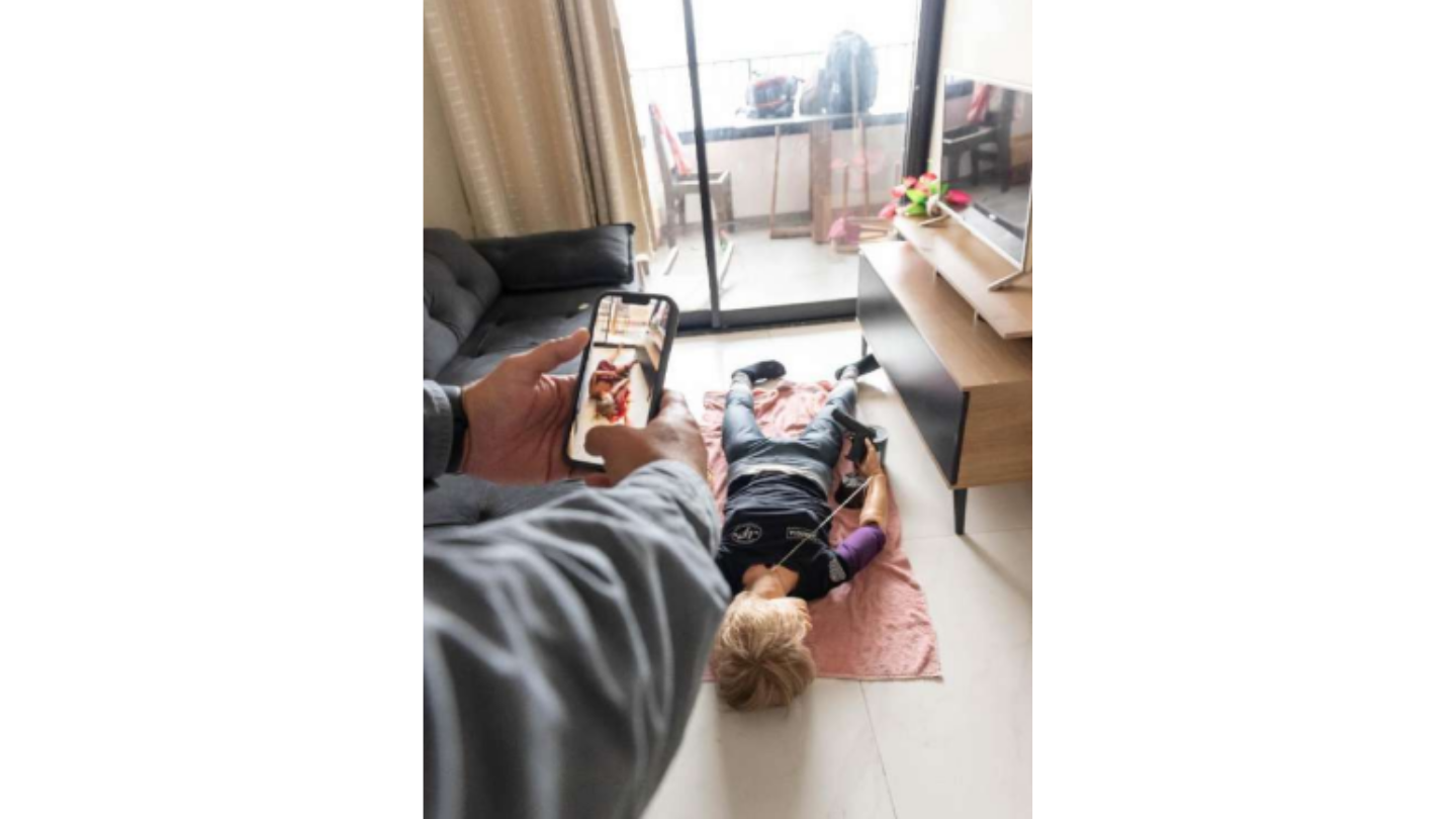 Simulação dos primeiros socorristas que entraram no apartamento. Foto: Arquivo Investigação Criminal