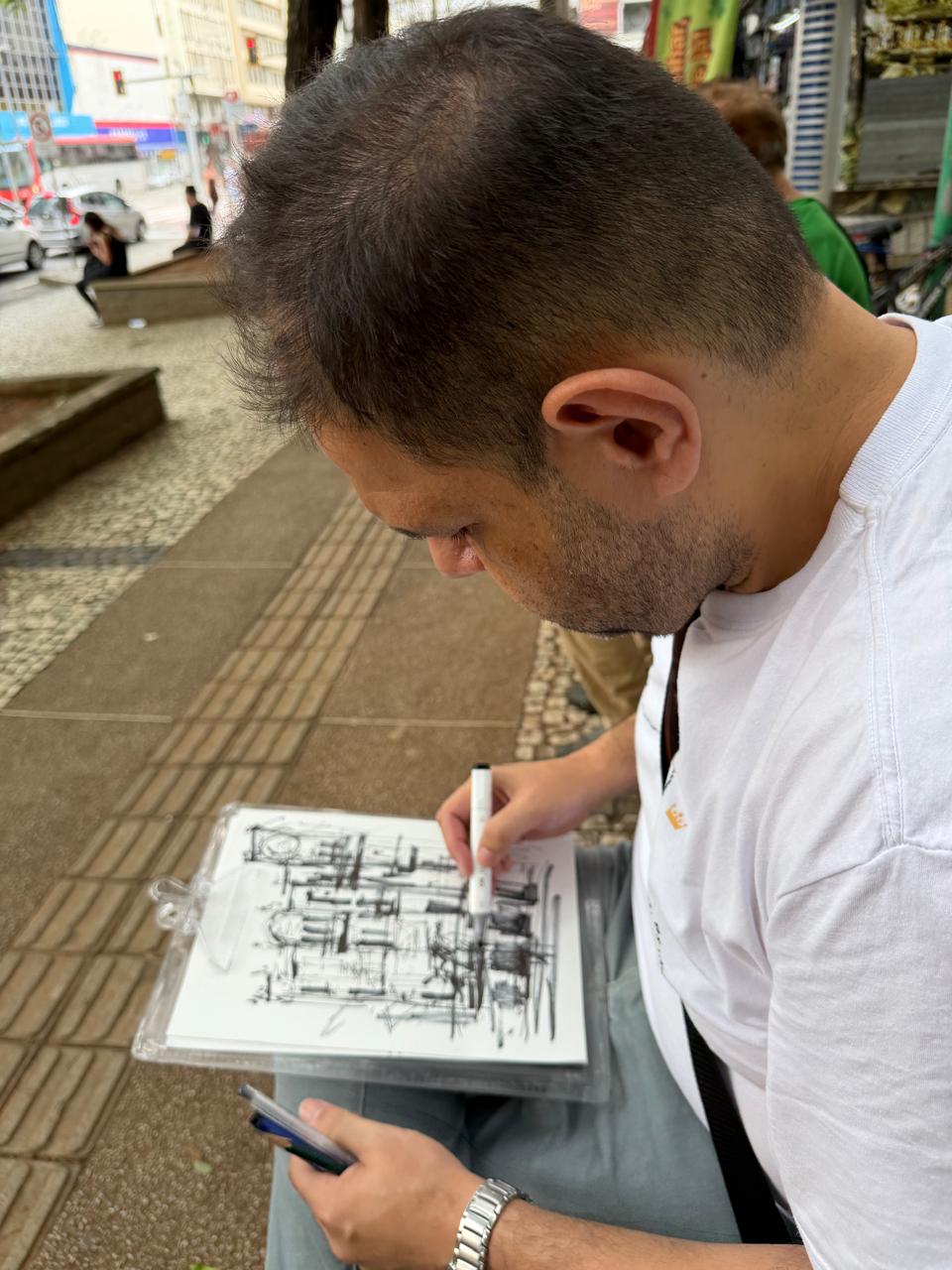 Artista José Petrillo desenhando cidade. Foto: Petrillo