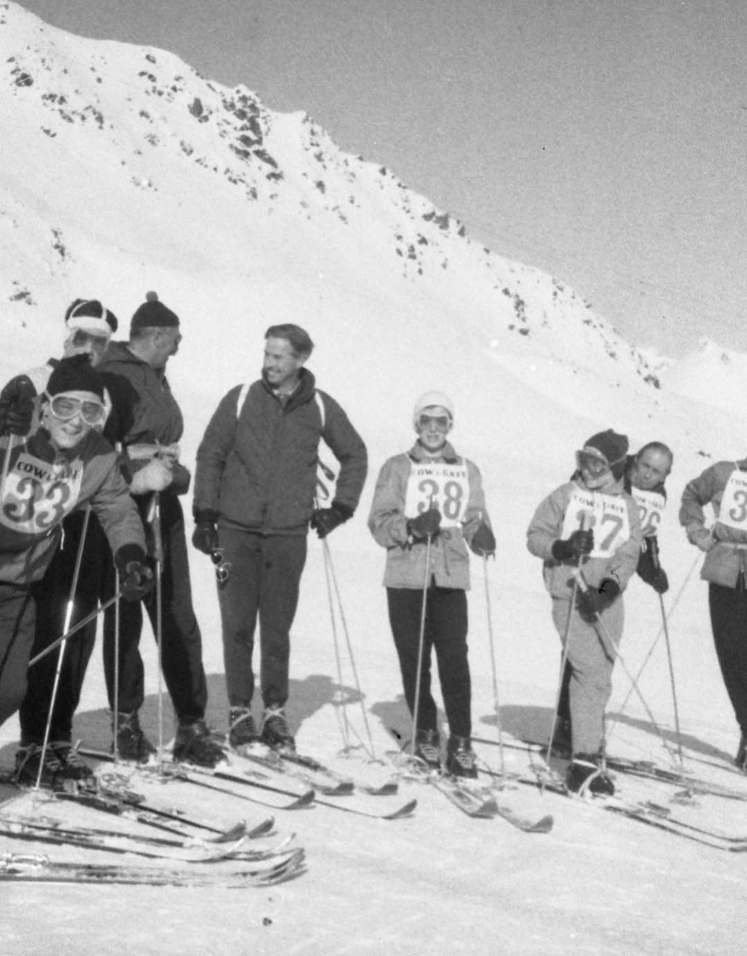 Fotos reveladas mostram grupo em viagem de esqui em St. Moritz, na Suíça, possivelmente no fim dos anos 1950, após décadas guardadas dentro de uma câmera antiga. Foto: Reprodução/Instagram