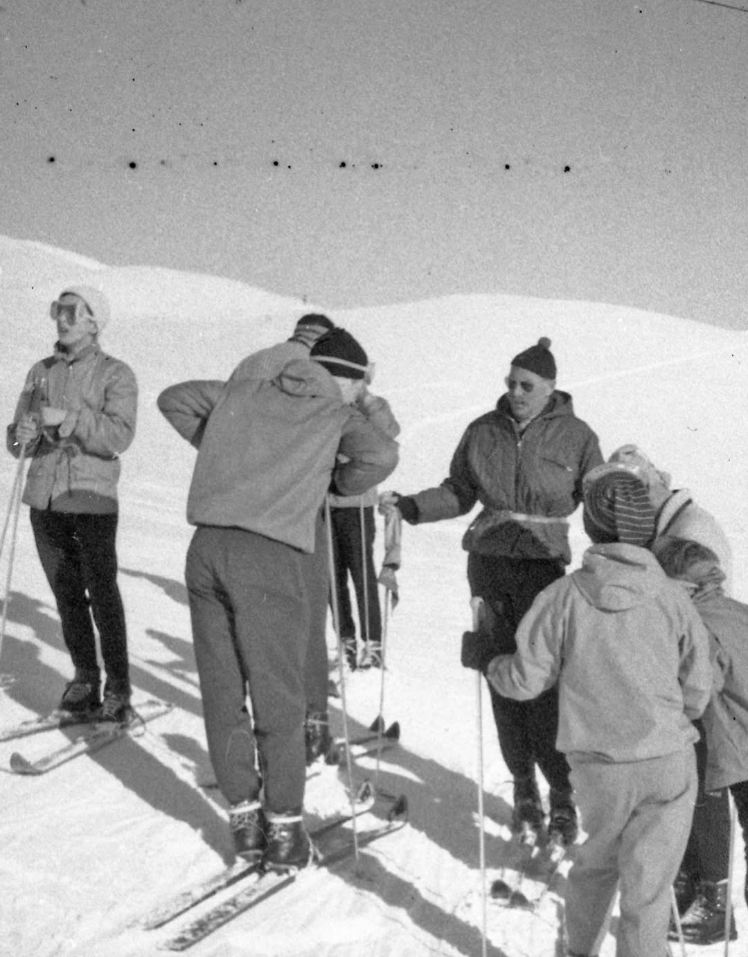 Fotos reveladas mostram grupo em viagem de esqui em St. Moritz, na Suíça, possivelmente no fim dos anos 1950, após décadas guardadas dentro de uma câmera antiga. Foto: Reprodução/Instagram
