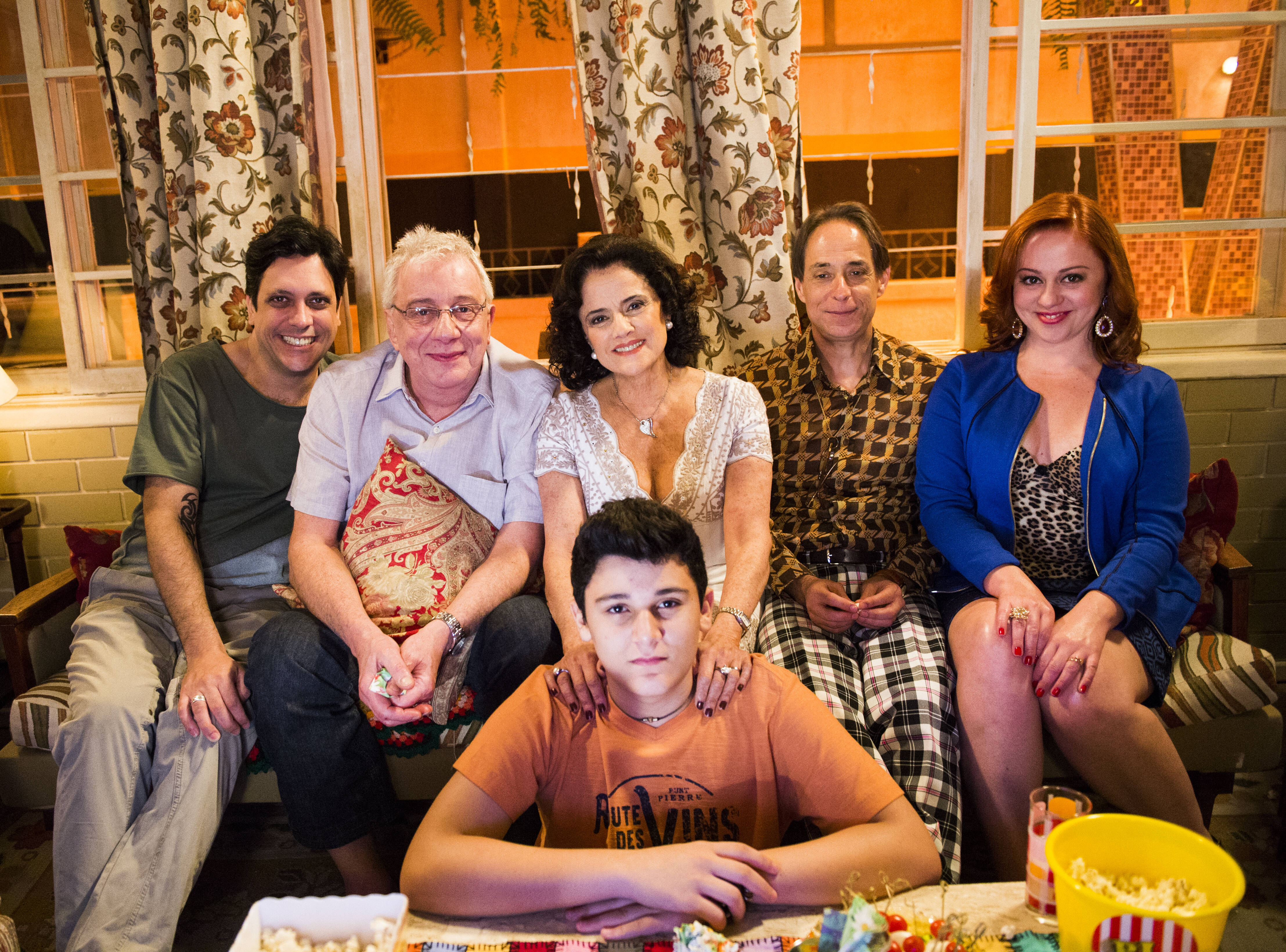 Tuco (Lúcio Mauro Filho), Lineu (Marco Nanini), Nenê (Marieta Severo), Agostinho (Pedro Cardoso), Bebel (Guta Stresser) e Florianinho (Vinícius Moreno). Foto: Divulgação/TV Globo