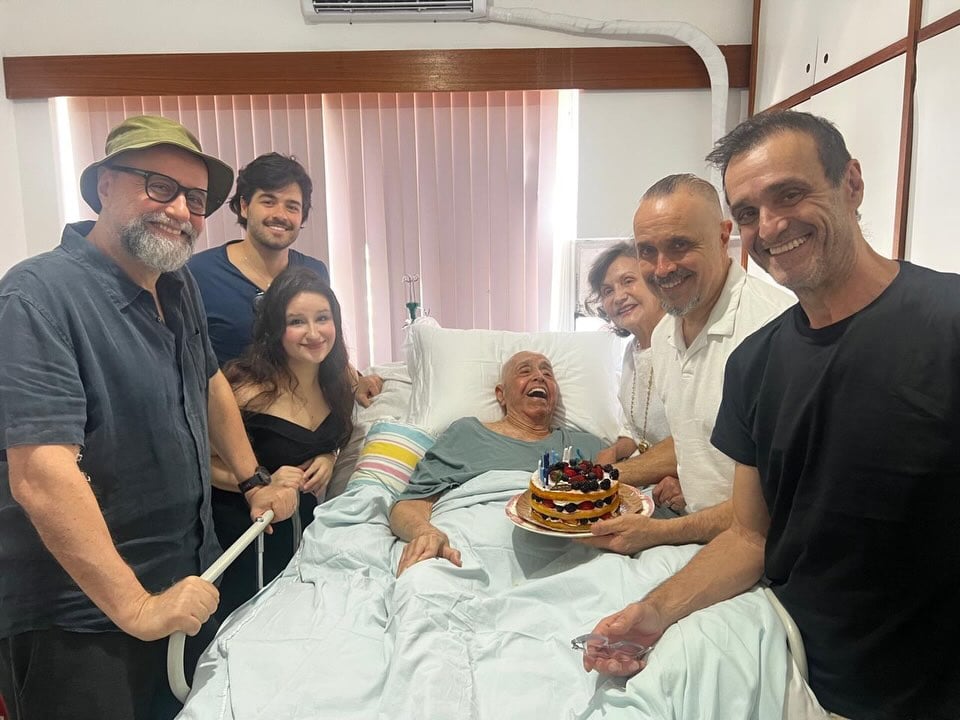 Rosamaria Murtinho atualiza estado de saúde de Mauro Mendonça após foto preocupar fãs.. Foto: Reprodução/Instagram/@roseiramur