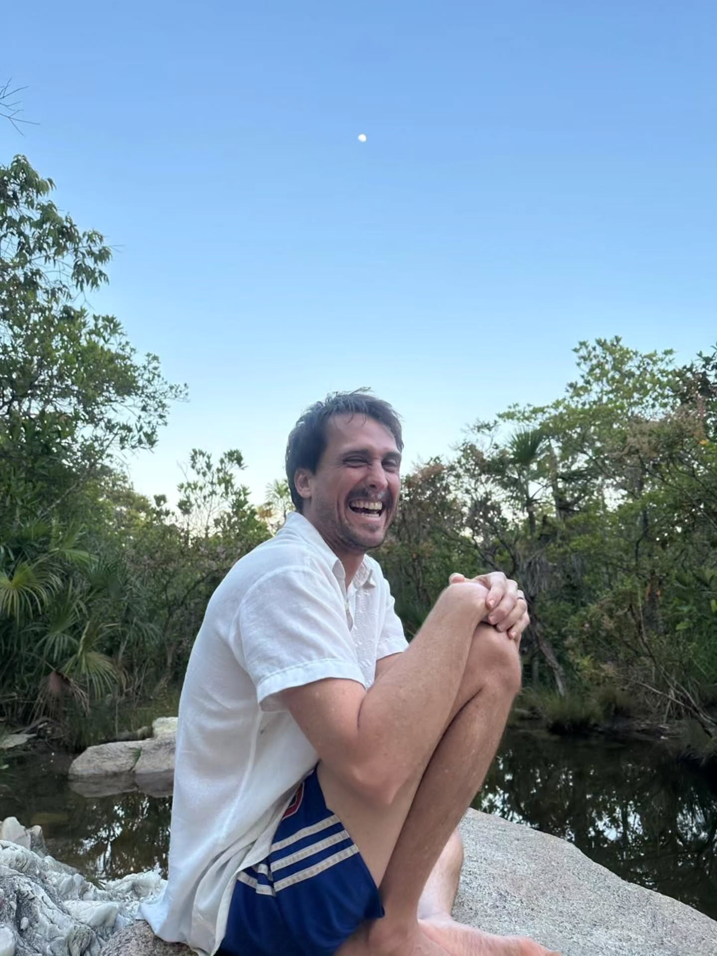 Angel Ferreira, conhecido anteriormente como Igor Angelkorte, vive em ônibus sem energia elétrica e saneamento.. Foto: Reprodução/Instagram/@igorangelkorte