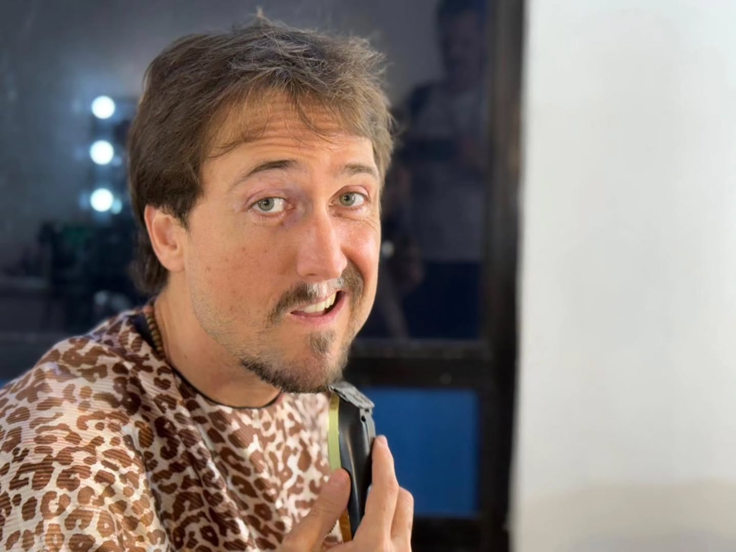 Angel Ferreira, conhecido anteriormente como Igor Angelkorte, vive em ônibus sem energia elétrica e saneamento.. Foto: Reprodução/Instagram/@igorangelkorte
