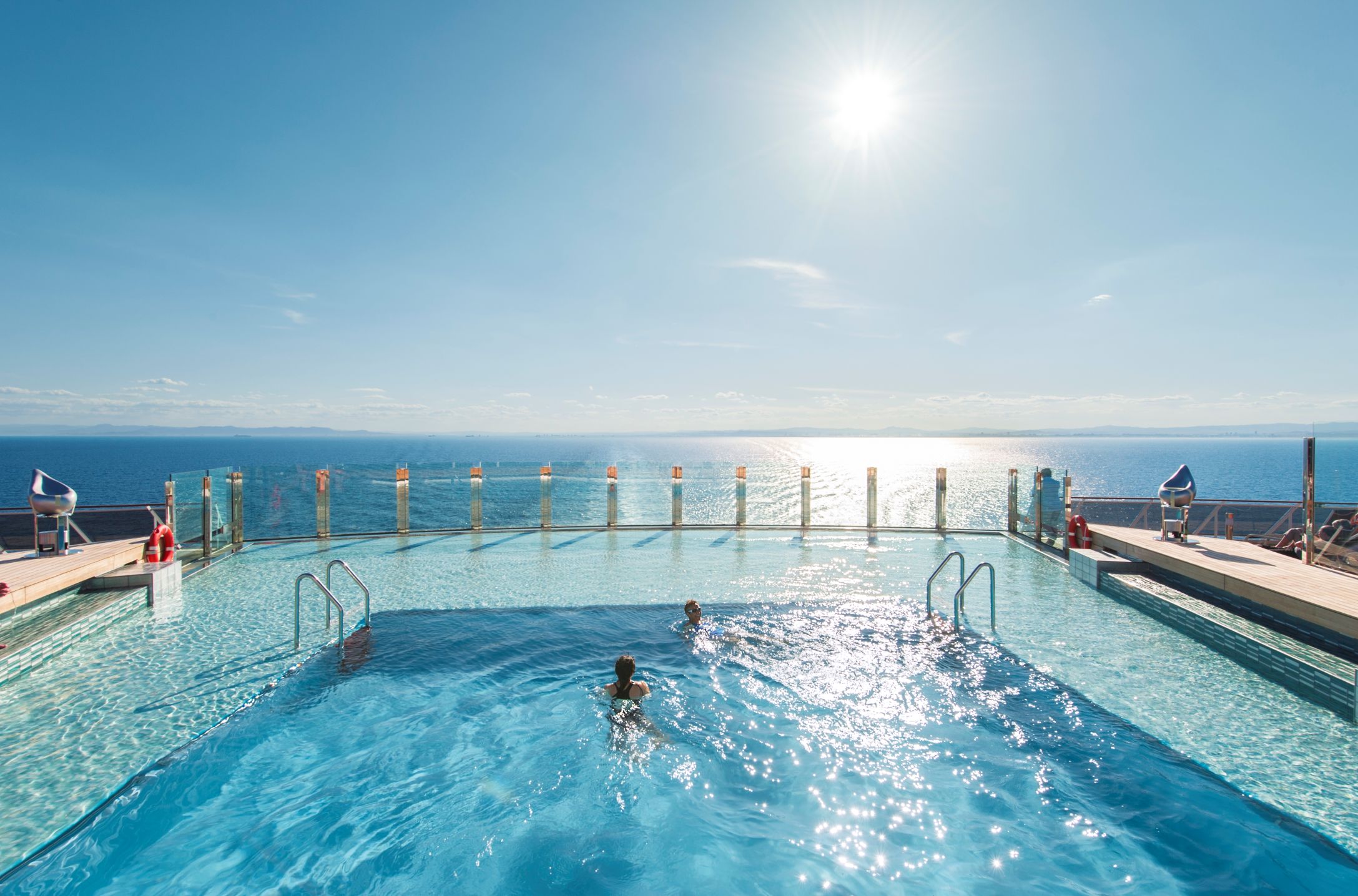 Piscina da embarcação MSC Divina. Foto: Divulgação: MSC Cruzeiros