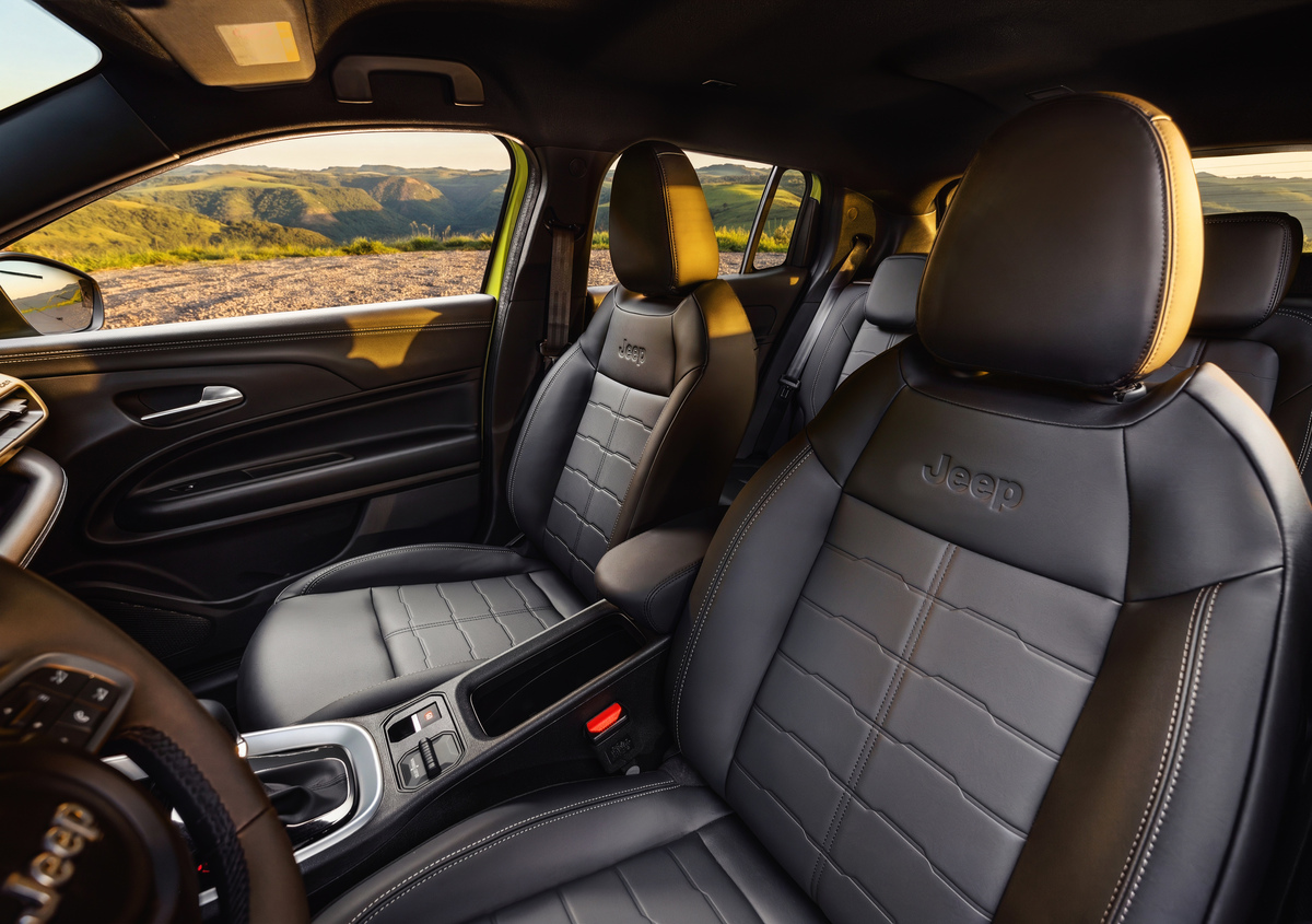 Avenger Limited recebe bancos revestidos em vinil premium e acabamento específico da versão.. Foto: Divulgação/Jeep