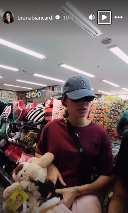 Bruna Biancardi se disfarça para fazer compras na Rua 25 de Março.. Foto: Reprodução/Instagram/@brunabiancardi