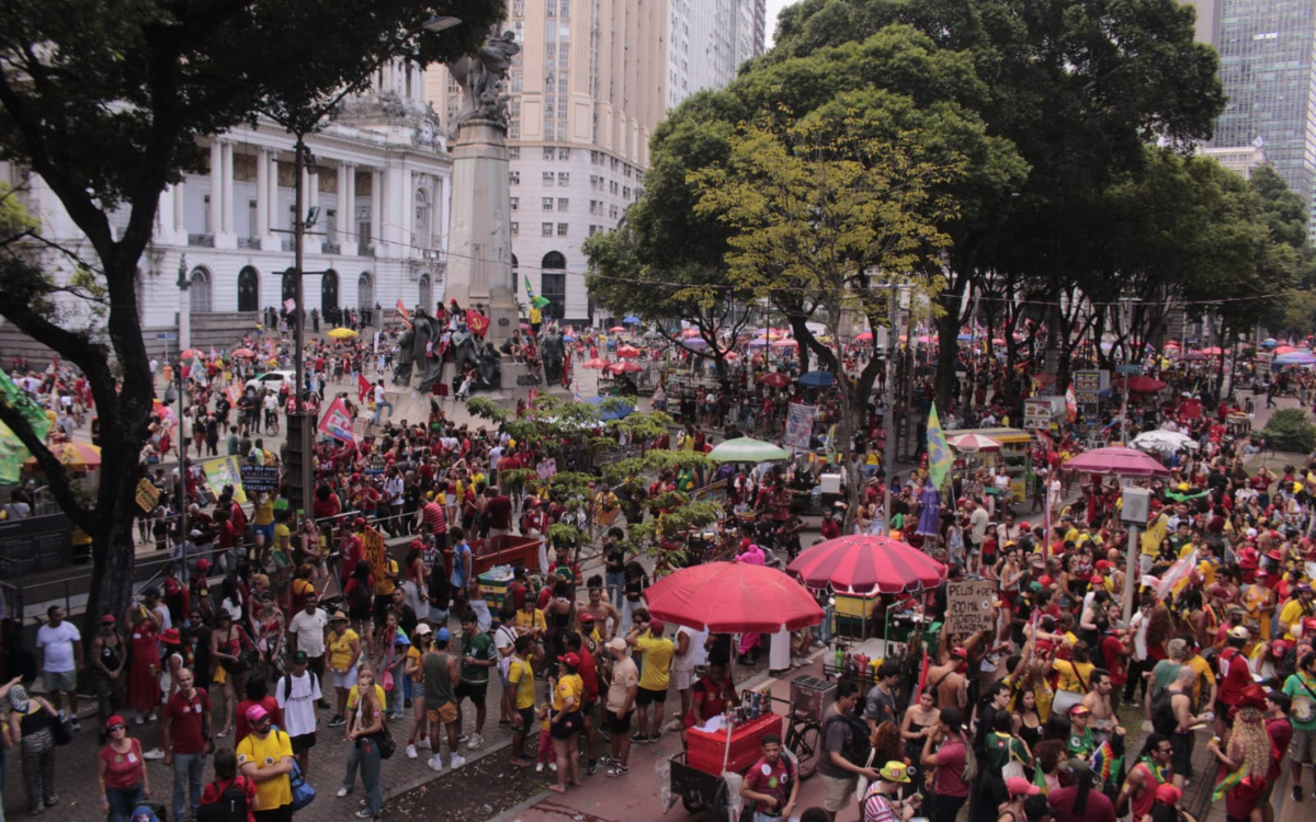 Manifestação de estudantes Pró-Lula na tarde deste domingo (18), na Cinelândia, centro do RJ. . Foto: Carlos Elias Junior/ Agência O Dia