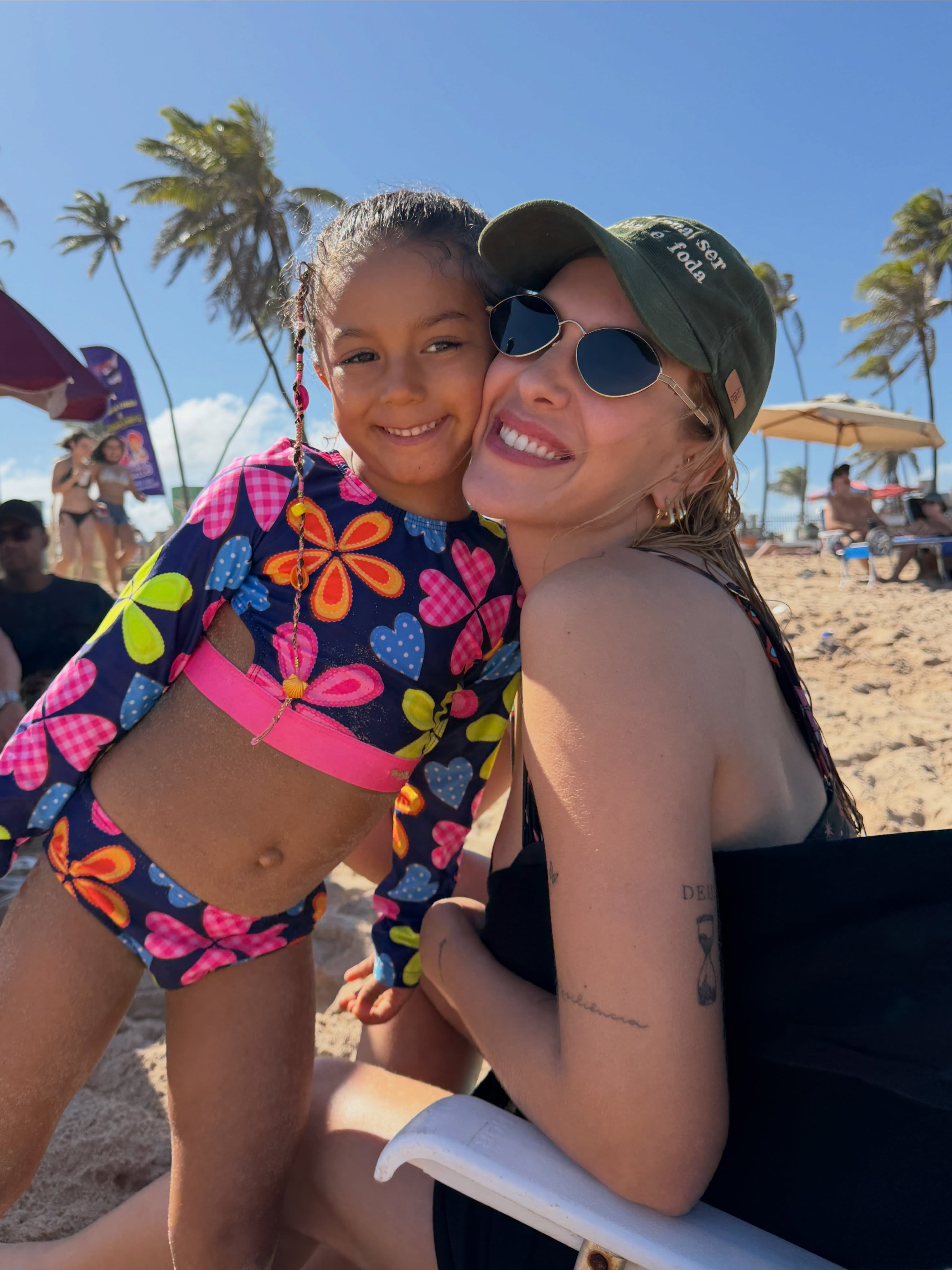 Lore Improta exibe corpão em dia de praia com os filhos, amigos e familiares.. Foto: Reprodução/Instagram/@loreimprota