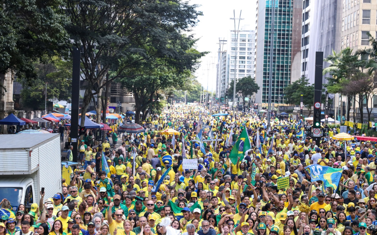 Candidato a Presidência da República, Flavio Bolsonaro (PL), ao lado de seus apoiadores durante o "Bloquinho 22", na Avenida Paulista, região central de São Paulo, neste domingo (18).. Foto: Marina Uezima/Parceiro/Agência O Dia