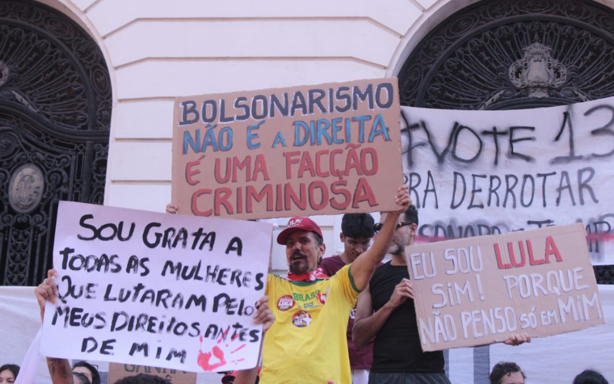 Manifestação de estudantes Pró-Lula na tarde deste domingo (18), na Cinelândia, centro do RJ. . Foto: Carlos Elias Junior/ Agência O Dia