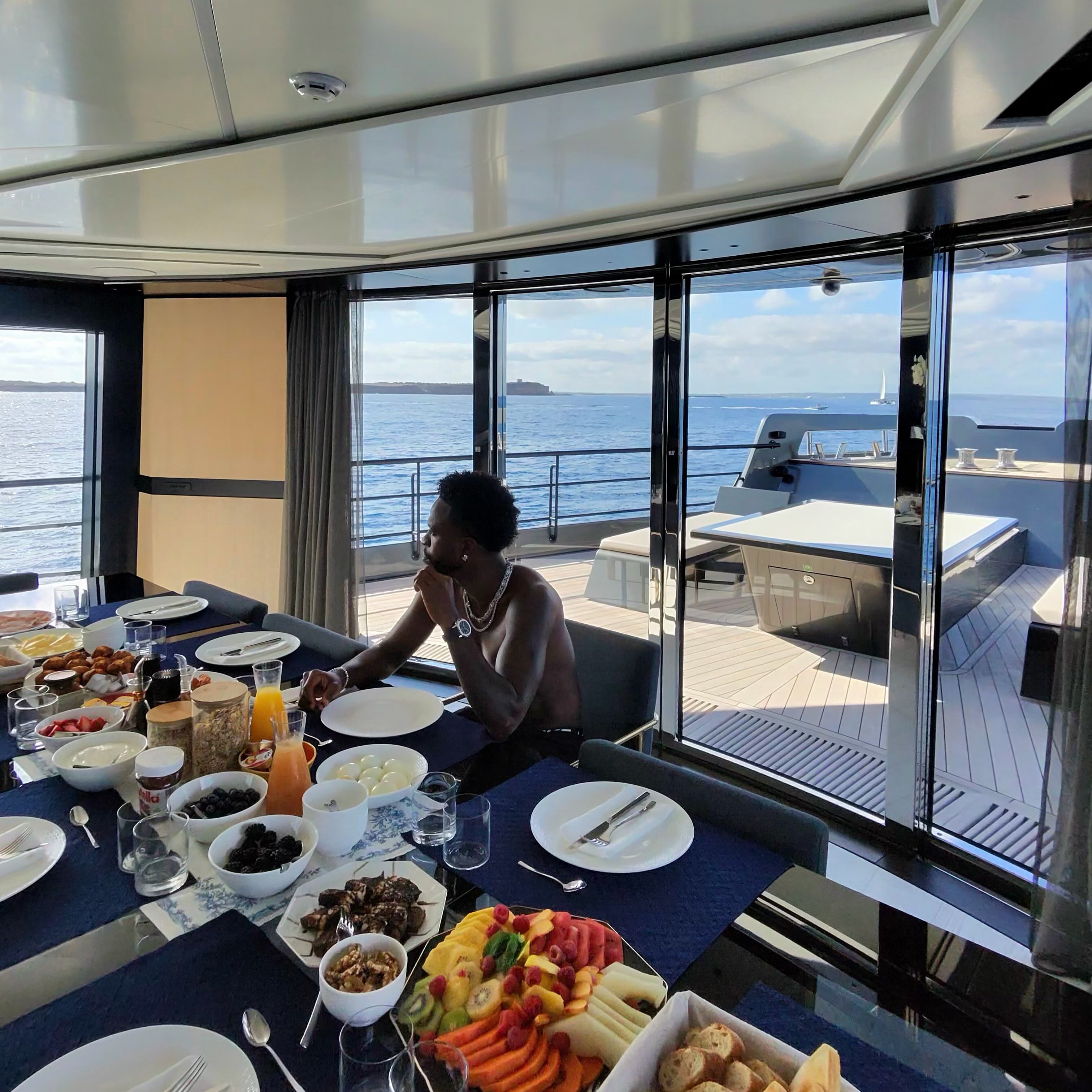Vini Jr. posta registros de viagem a Ibiza ao lado de Virginia. Foto: Reprodução/Instagram/@vinijr