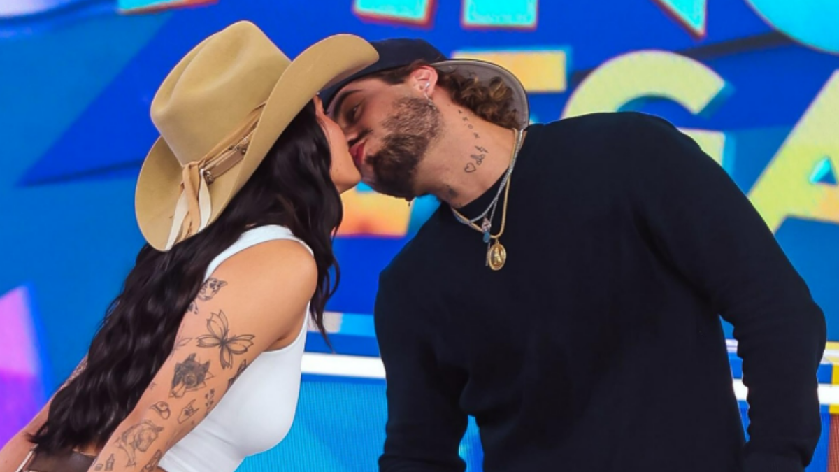 Ana Castela e Zé Felipe se beijam no Domingo Legal. Foto: Reprodução/Instagram/