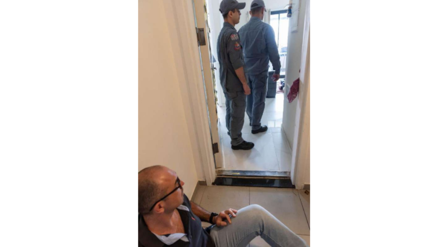 Simulação dos primeiros socorristas que entraram no apartamento. Foto: Arquivo Investigação Criminal